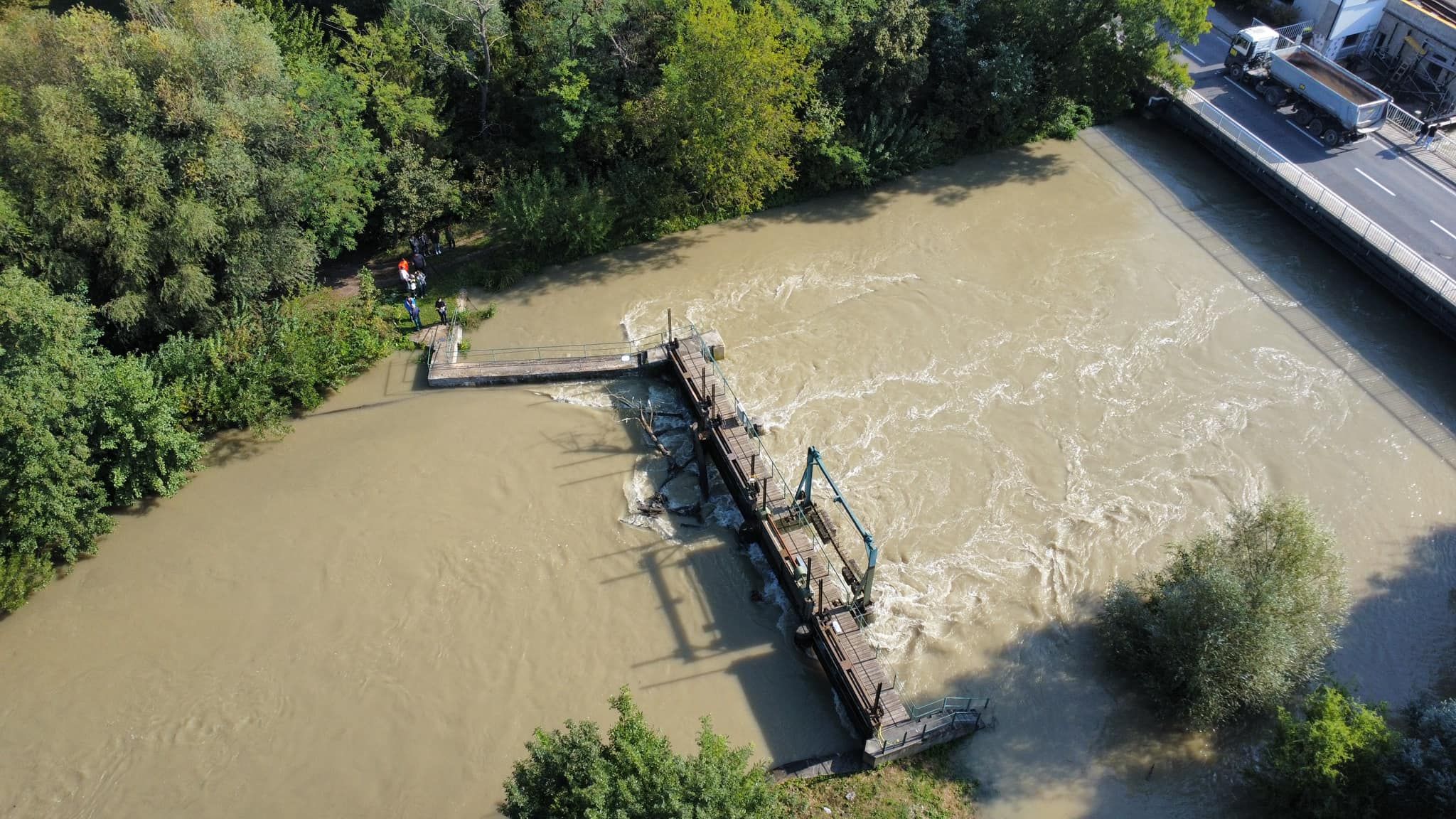 Im Gebiet Neusiedl am See arbeiten Feuerwehren gegen Dammbrüche.