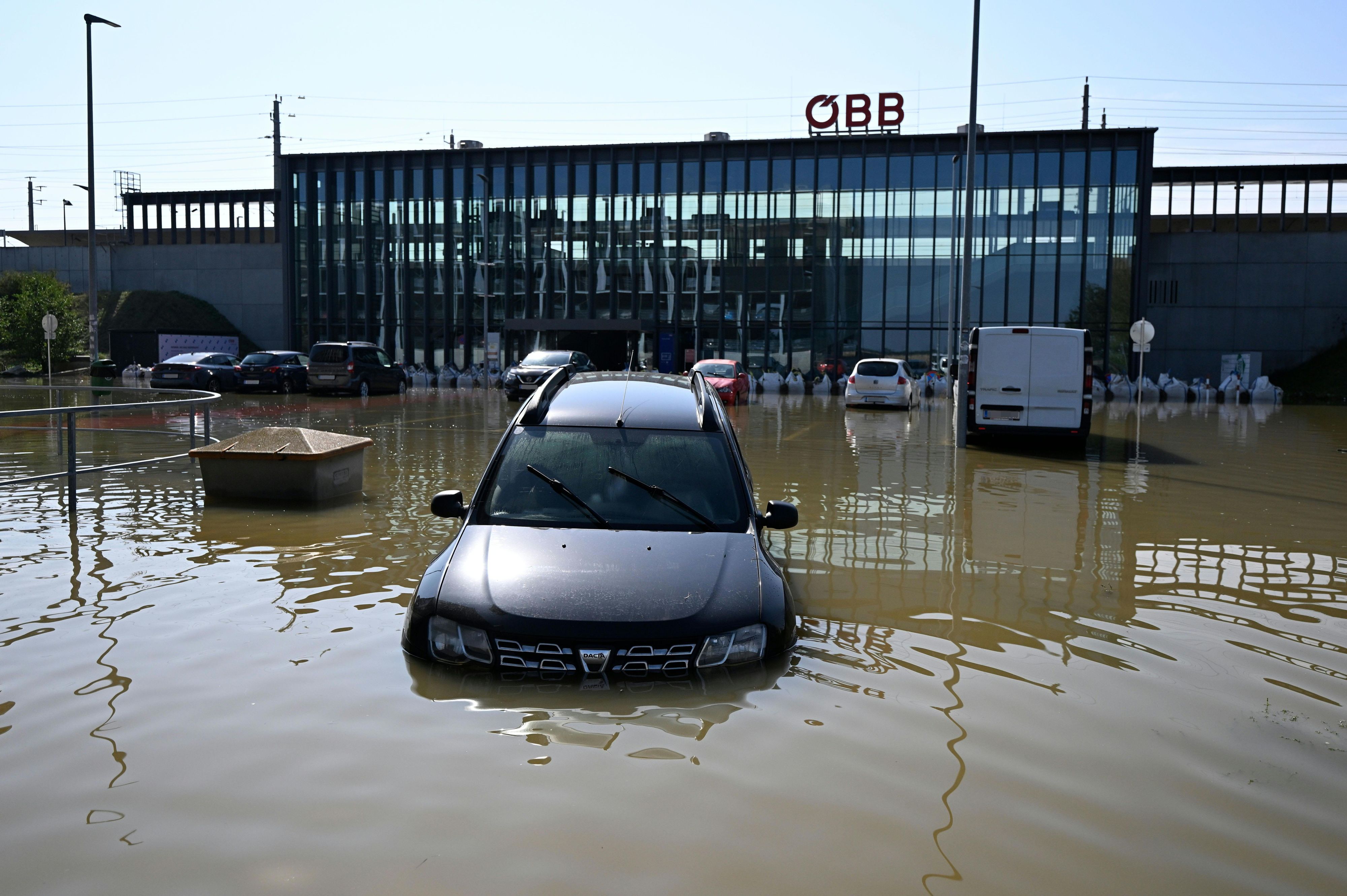 Ein unter Wasser stehendes Auto am Gelände des Bahnhof Tullnerfelds aufgenommen am Mittwoch, 18. September 2024, in Michelhausen in Niederösterreich.