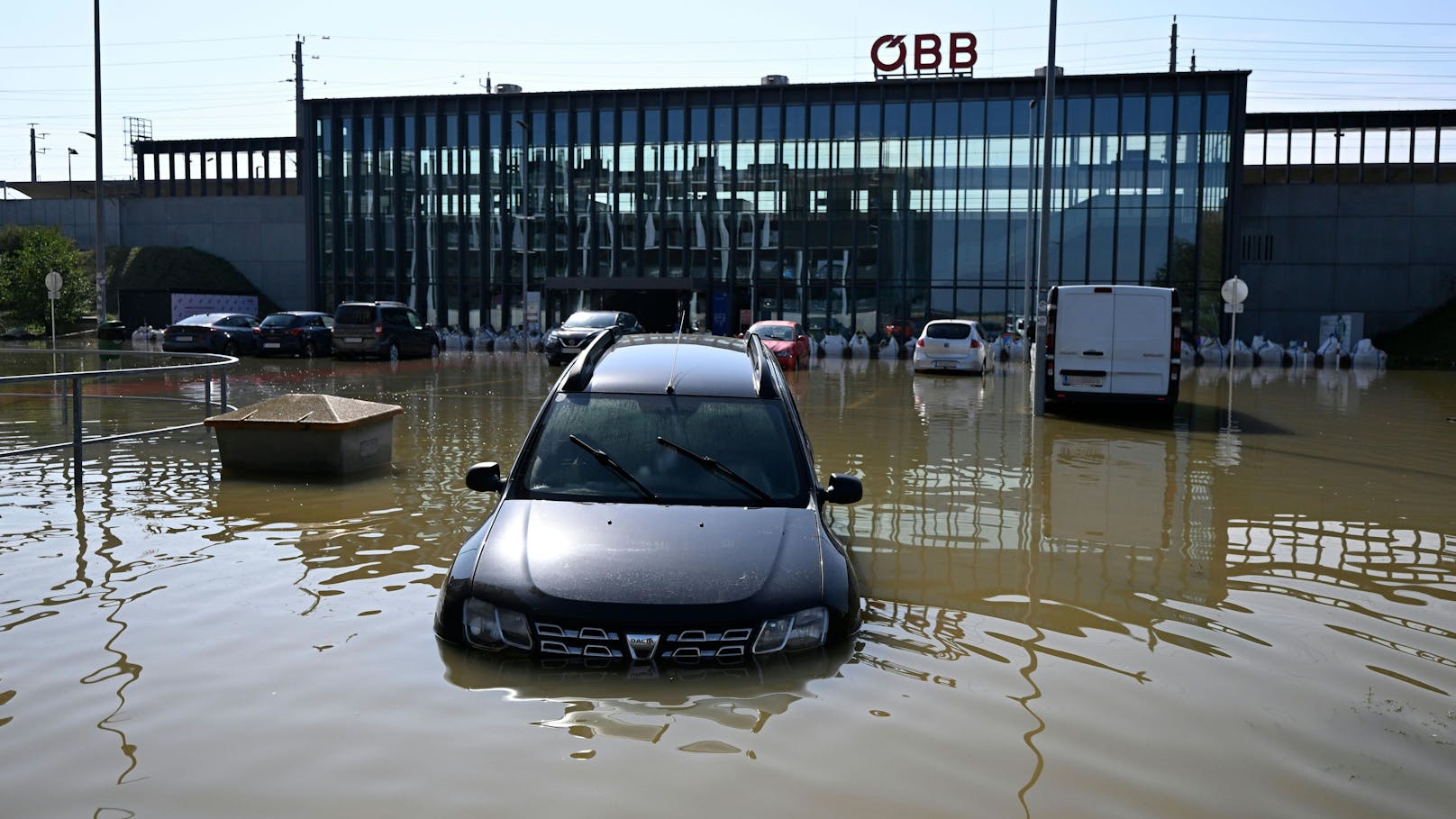 Ein unter Wasser stehendes Auto am Gelände des Bahnhof Tullnerfelds aufgenommen am Mittwoch, 18. September 2024, in Michelhausen in Niederösterreich.