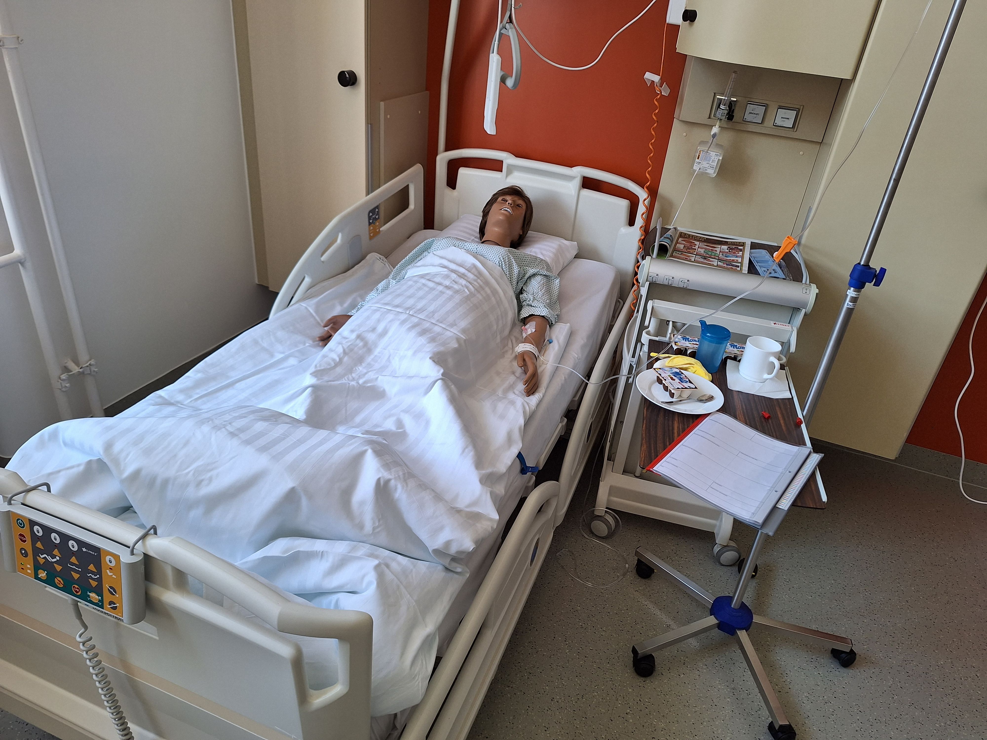 In der Klinik Hietzing gibt es einen speziellen Simulationsraum, in dem Auszubildende Gefahren innerhalb von zwölf Minuten finden müssen.