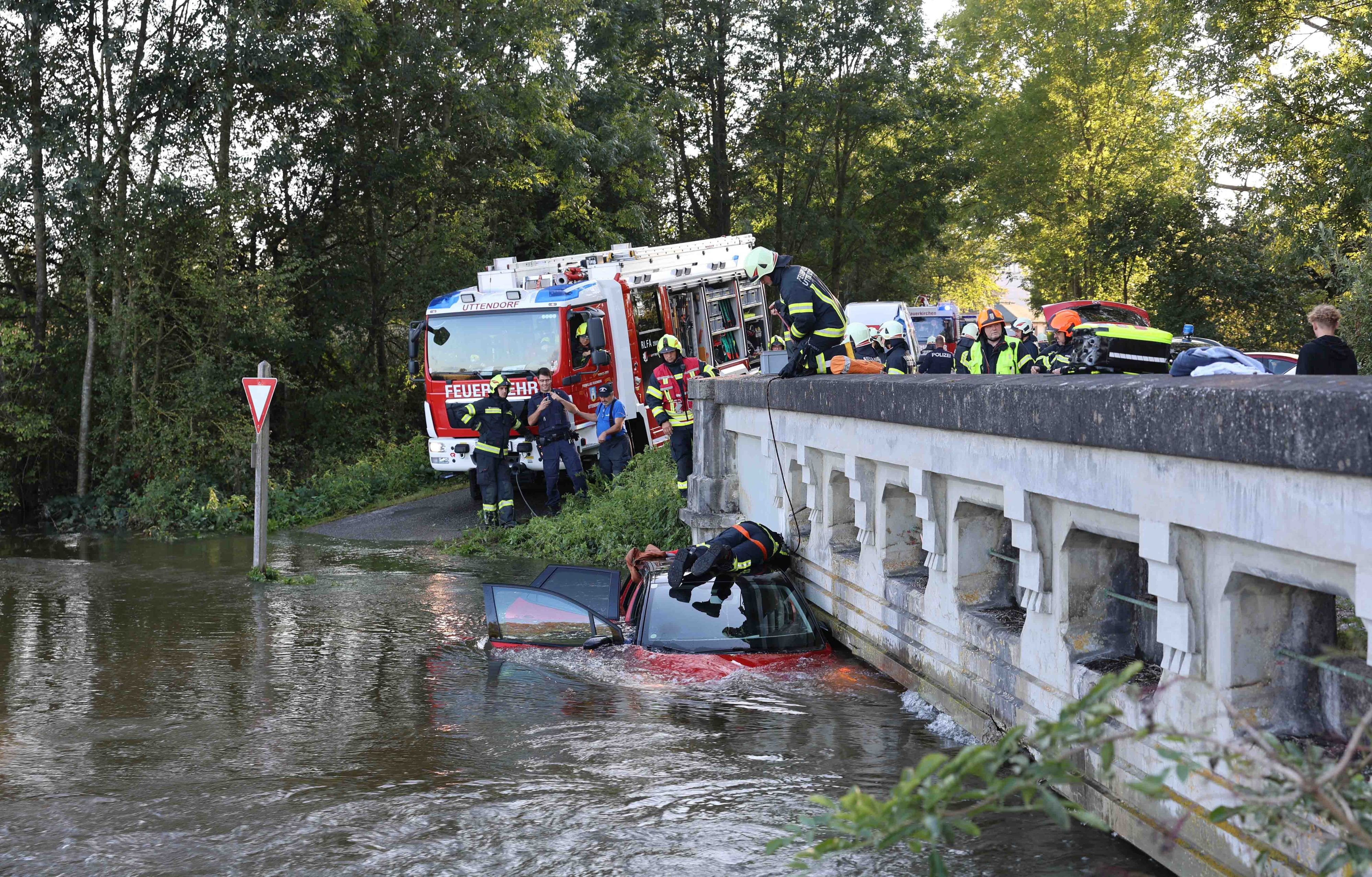 Der 84-Jährige wurde von der Feuerwehr aus seinem Auto gerettet.