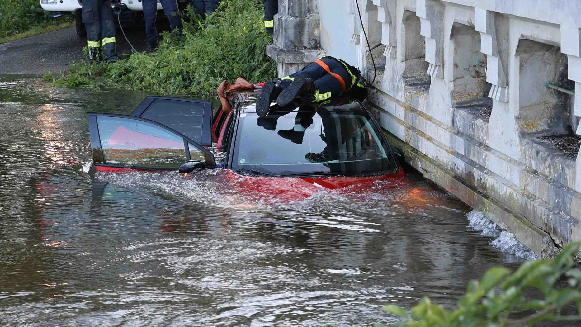 Heute.at - 17-Jährige retten Autofahrer vor Ertrinken in der Flut