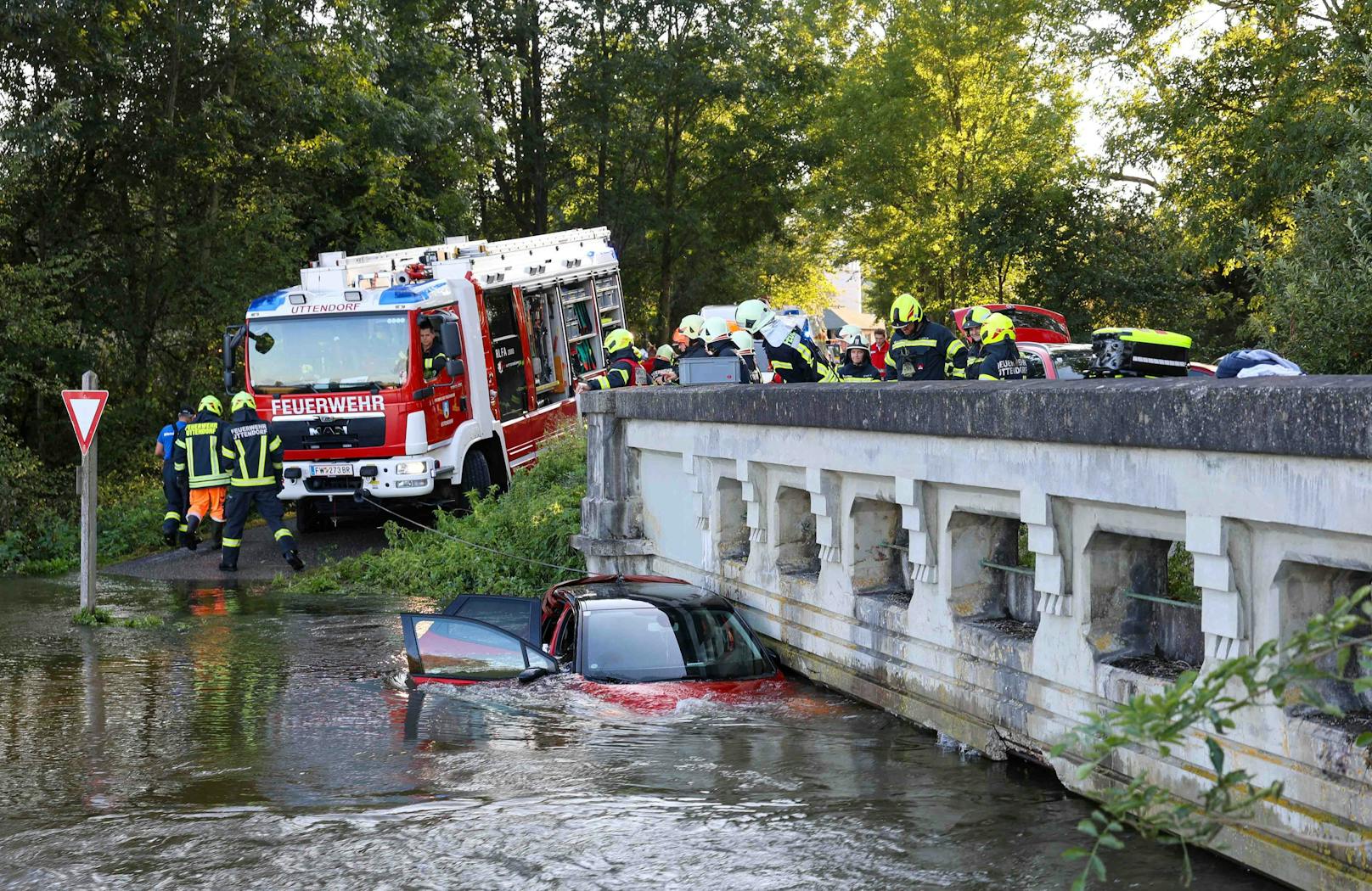 In Helpfau-Uttendorf missachtete ein 84-Jähriger eine Hochwasser-Straßensperre und wurde von den Wassermassen mitgerissen. Jugendliche schlugen Alarm, die Feuerwehr rettete den Mann.