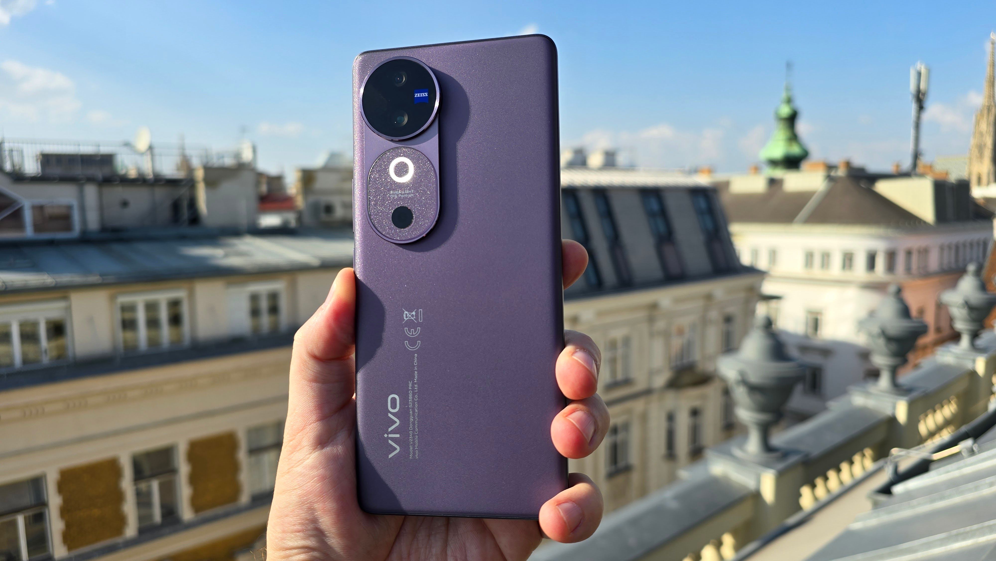 Das Vivo V40 5G ist ein Fast-Flaggschiff mit wenig Abstrichen, kostet dafür aber nur die Hälfte der meisten Highend-Handys.