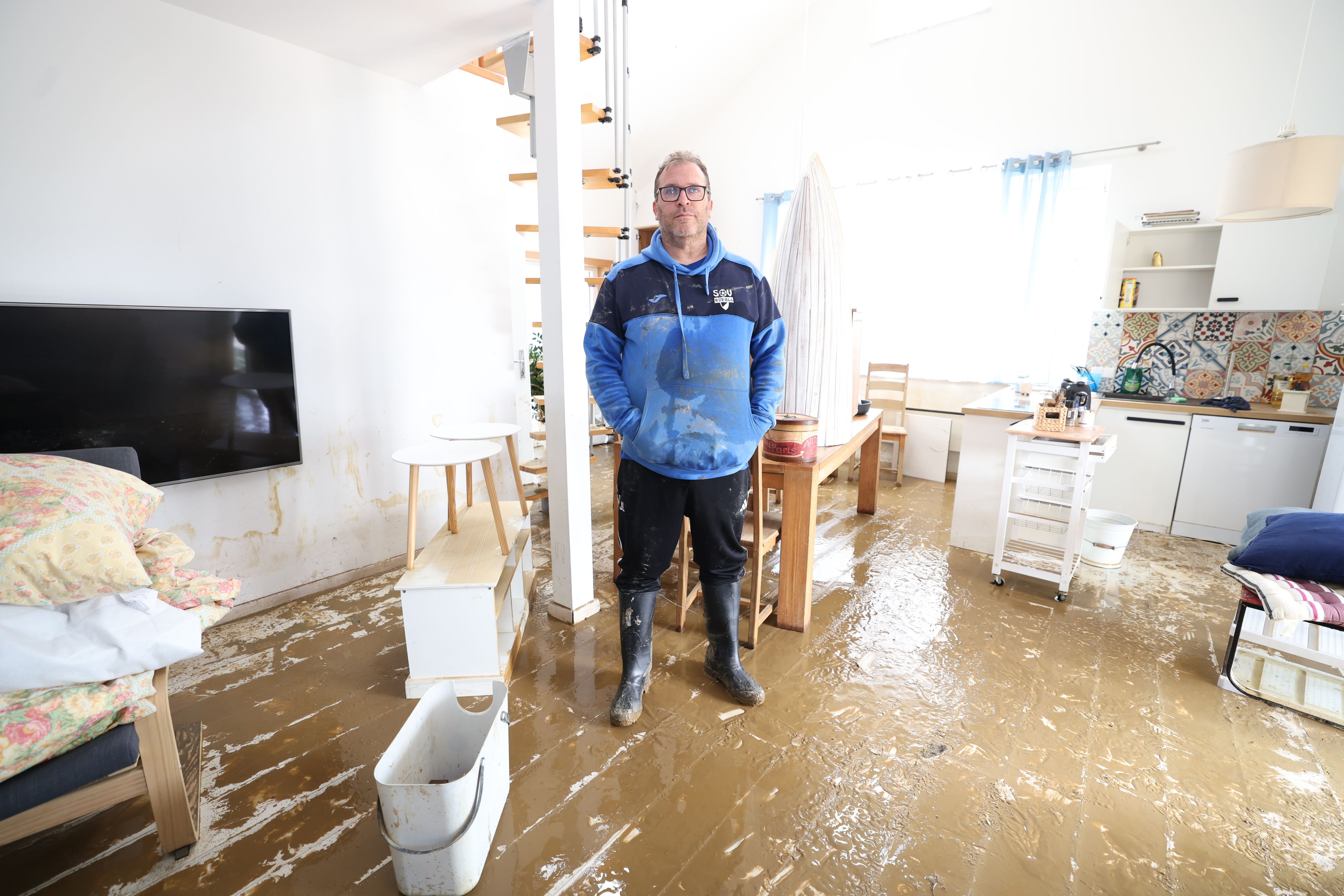Marcel (48) klagt über riesigen Schaden. Das Wasser brachte Schlamm und Zerstörung in sein Einfamilienhaus in Würmla (NÖ).