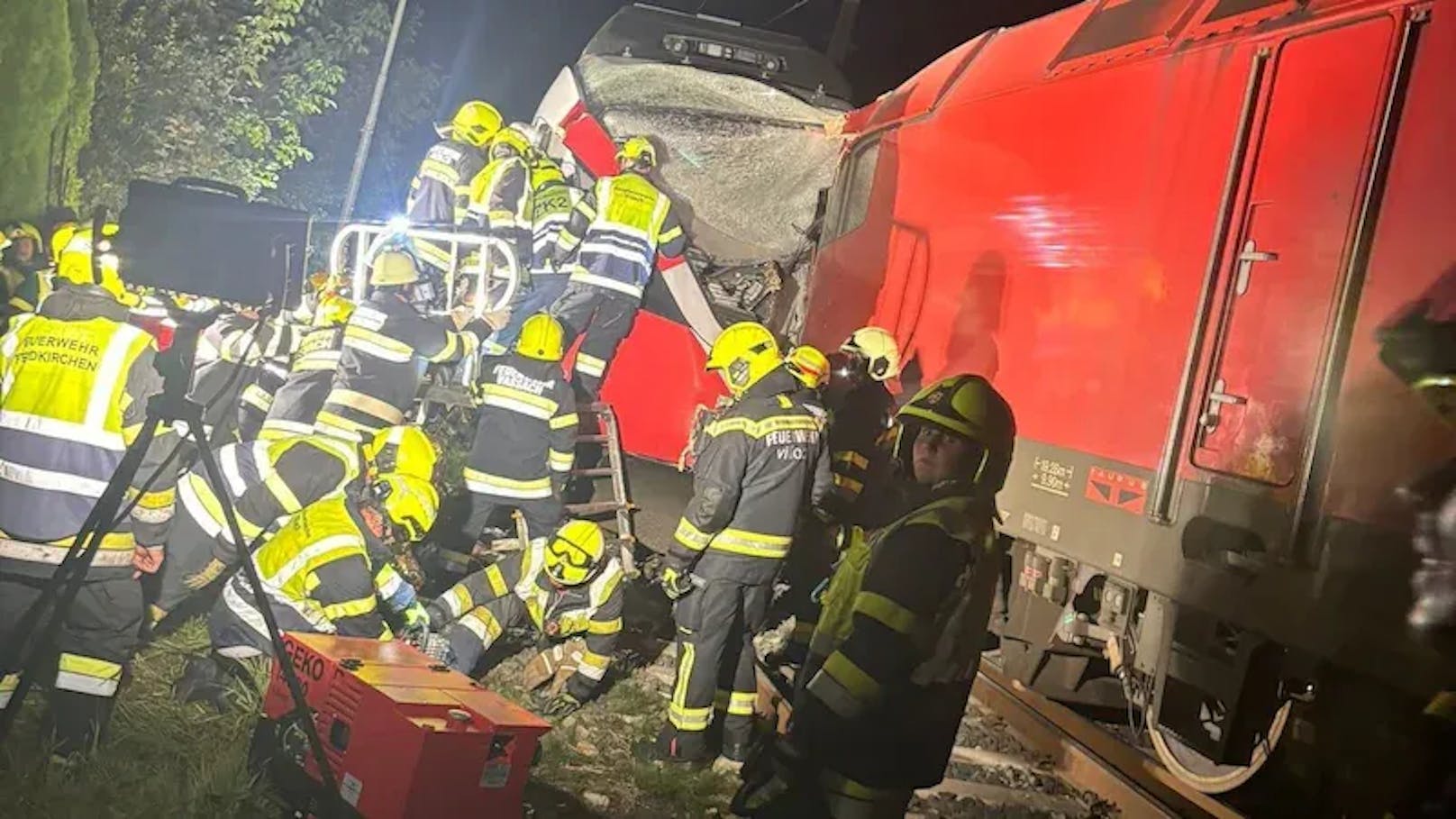 Zugunglück! S-Bahn kollidiert mit Güterwaggon