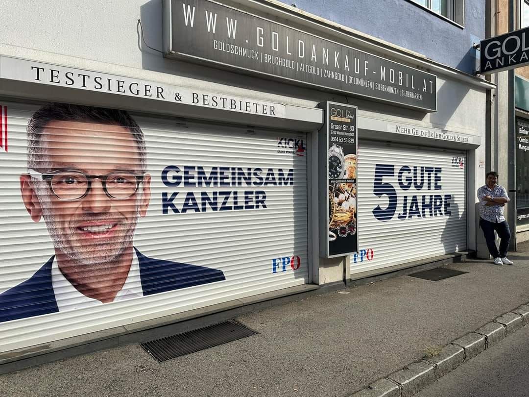 Stolz brachte der Gold-Verkäufer als Wr. Neustadt das riesige FPÖ-Sujet an einem Geschäftslokal an.