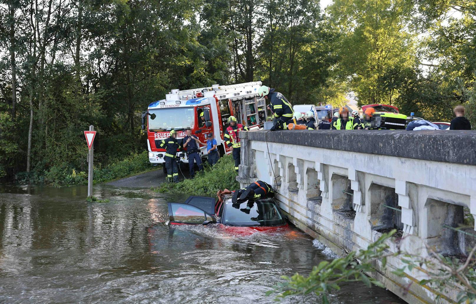 In Helpfau-Uttendorf missachtete ein 84-Jähriger eine Hochwasser-Straßensperre und wurde von den Wassermassen mitgerissen. Jugendliche schlugen Alarm, die Feuerwehr rettete den Mann.