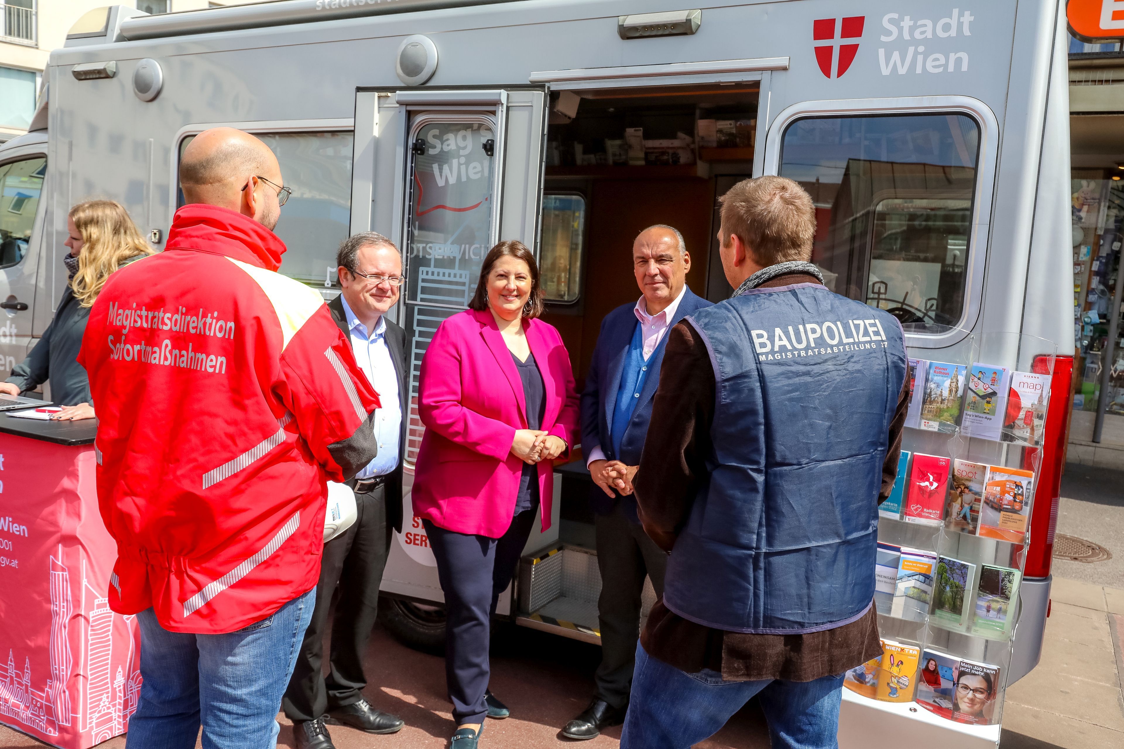 Gerhard Cech  (Leiter der MA 37 / Baupolizei), Vizebürgermeisterin und Wohnbaustadträtin Kathrin Gaál und Walter Hillerer (Leiter der Gruppe Sofortmaßnahmen & Stadtservice) (v.l.) bei einem Gebäude Screening der „Offensive Altbautenschutz“.