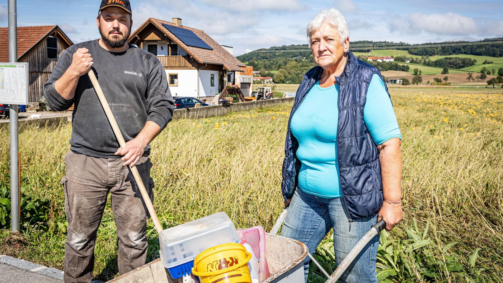 Ruprechtshofen: Herta Graf, ihr Sohn und die ganze Familie, Freunde, Nachbarn, Feuerwehr helfen bei den Aufräumarbeiten zusammen.