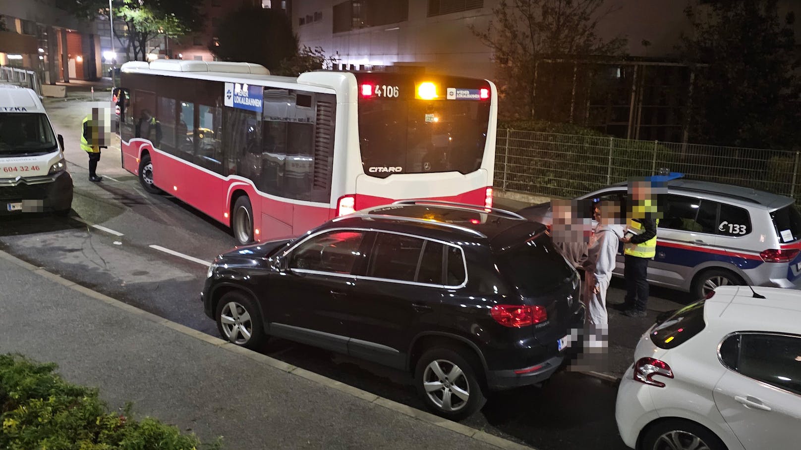 In der Hertha-Firnberg-Strasse in Wien-Favoriten rammte der betrunkene Buslenker zwei geparkte Autos.