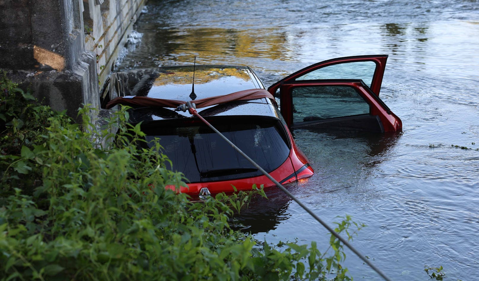 In Helpfau-Uttendorf missachtete ein 84-Jähriger eine Hochwasser-Straßensperre und wurde von den Wassermassen mitgerissen. Jugendliche schlugen Alarm, die Feuerwehr rettete den Mann.