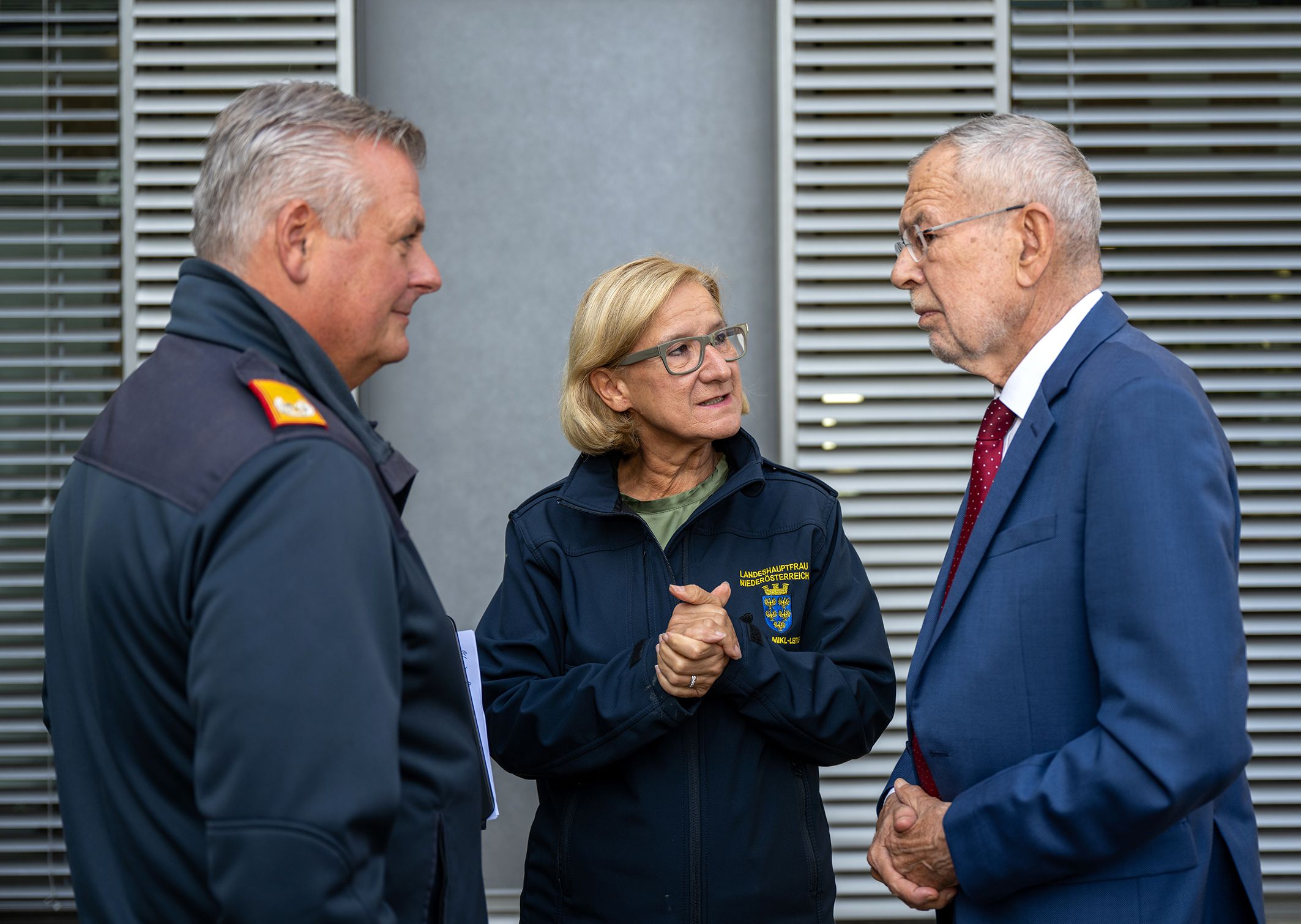 Landeshauptfrau Johanna Mikl-Leitner und Landesfeuerwehrkommandant Dietmar Fahrafellner mit Bundespräsident Alexander Van der Bellen vor der Lagebesprechung des Landesführungsstabs in Tulln