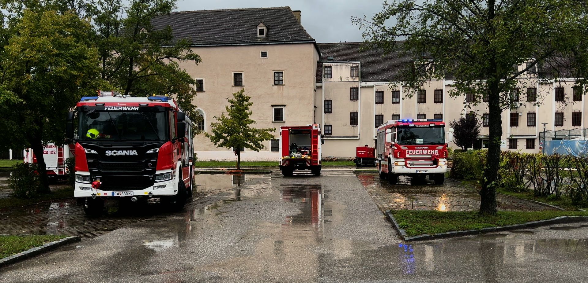 Im Maßnahmenvollzug Göllersdorf waren Räume komplett geflutet. Die Feuerwehr pumpt seit Tagen das Wasser ab.