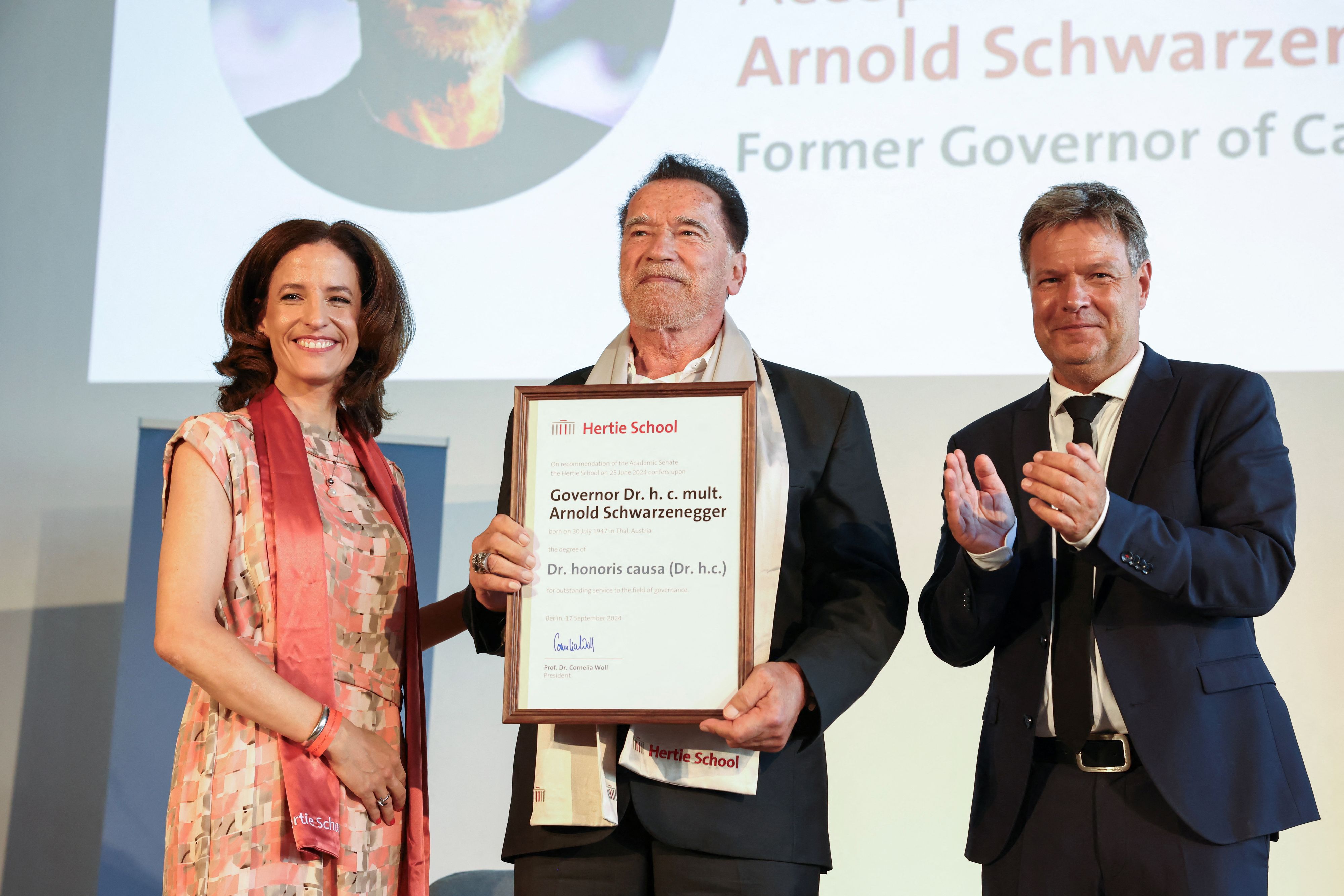 Arnold Schwarzenegger wurde für seinen Einsatz für den Klimaschutz die Ehrendoktorwürde in Berlin verliehen.