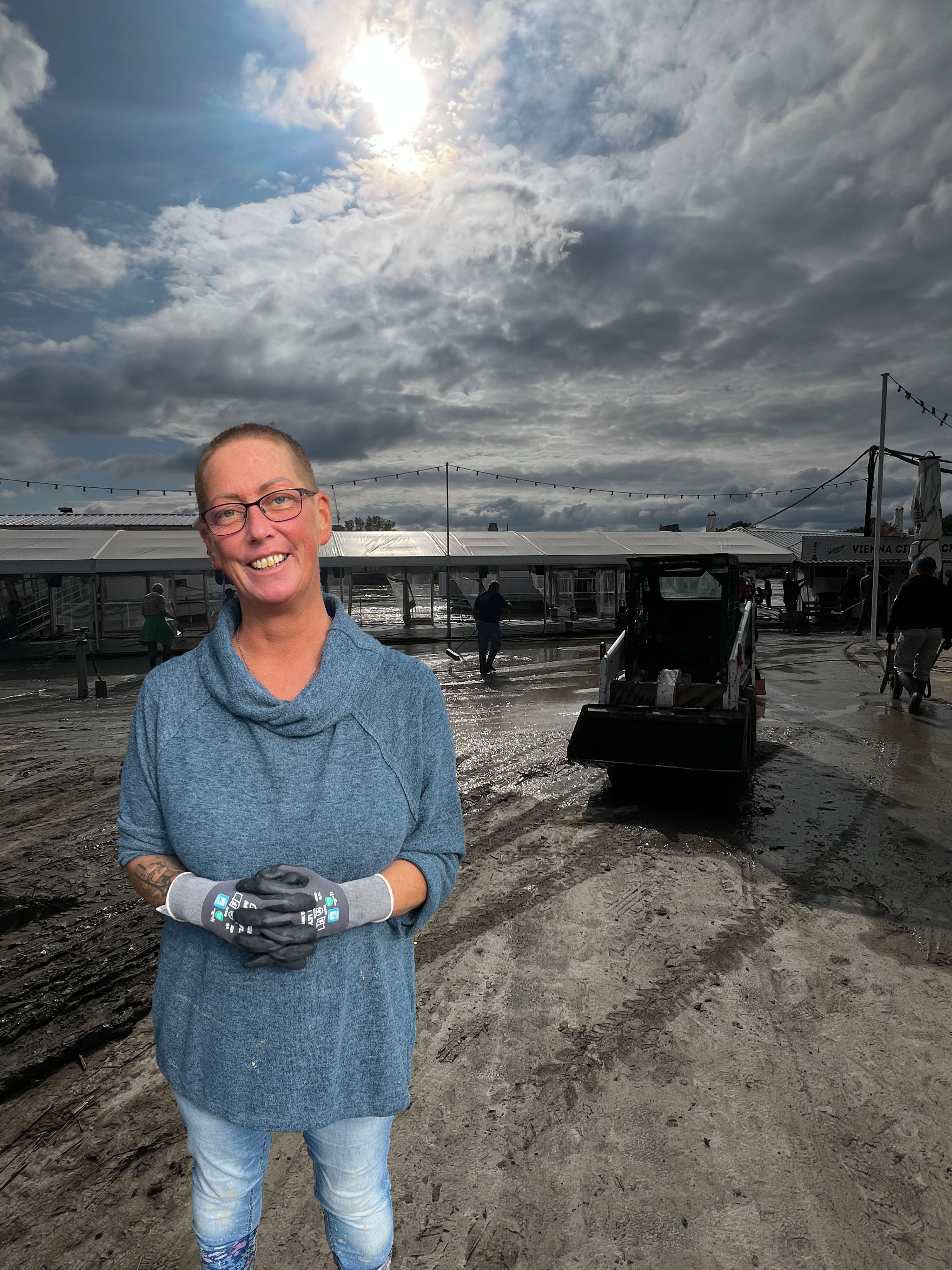 Für Stammgast Manuela ist es Pflicht bei den Aufräumarbeiten des Vienna City Beach Club mitzuhelfen.