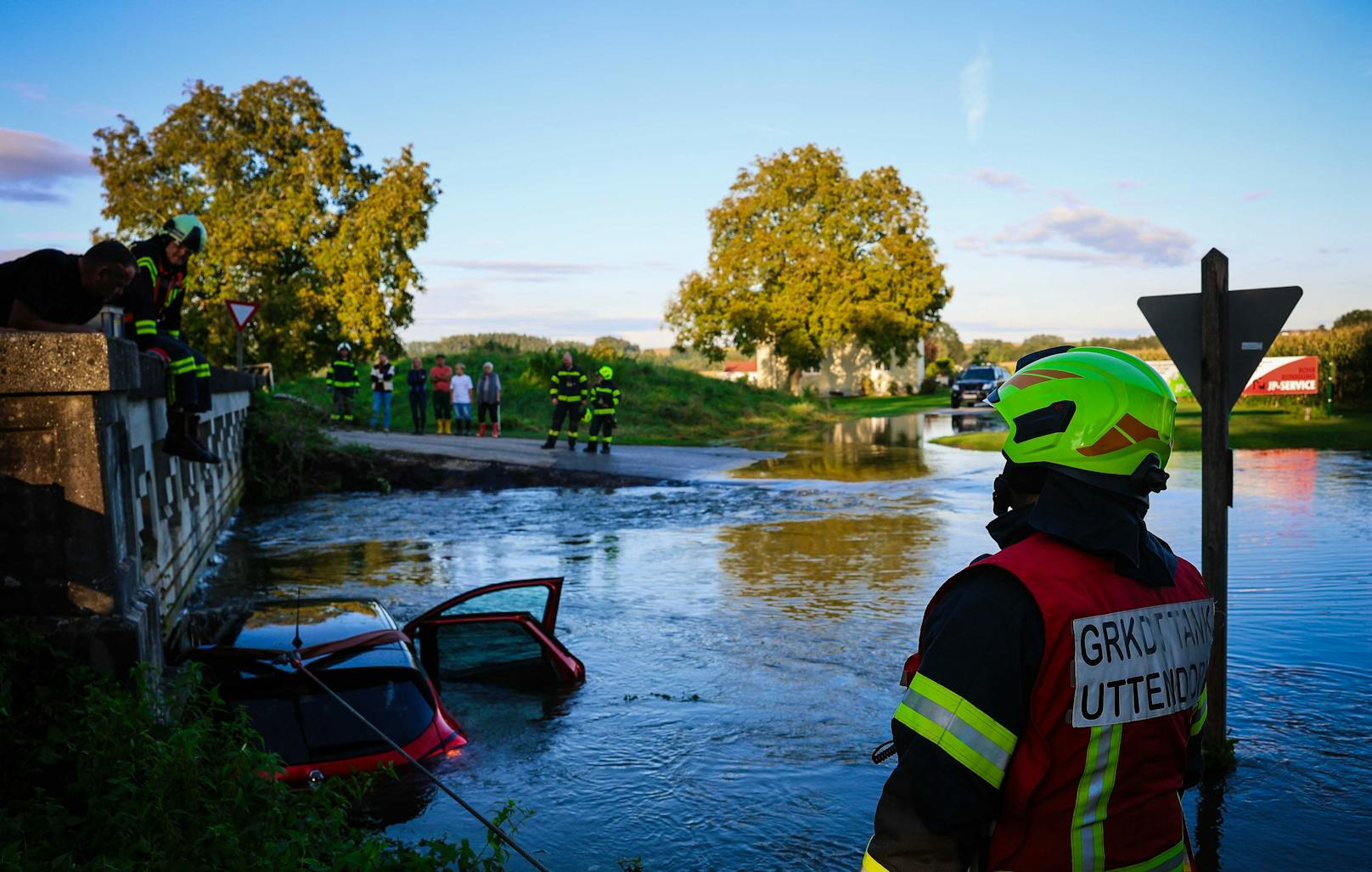 In Helpfau-Uttendorf missachtete ein 84-Jähriger eine Hochwasser-Straßensperre und wurde von den Wassermassen mitgerissen. Jugendliche schlugen Alarm, die Feuerwehr rettete den Mann.