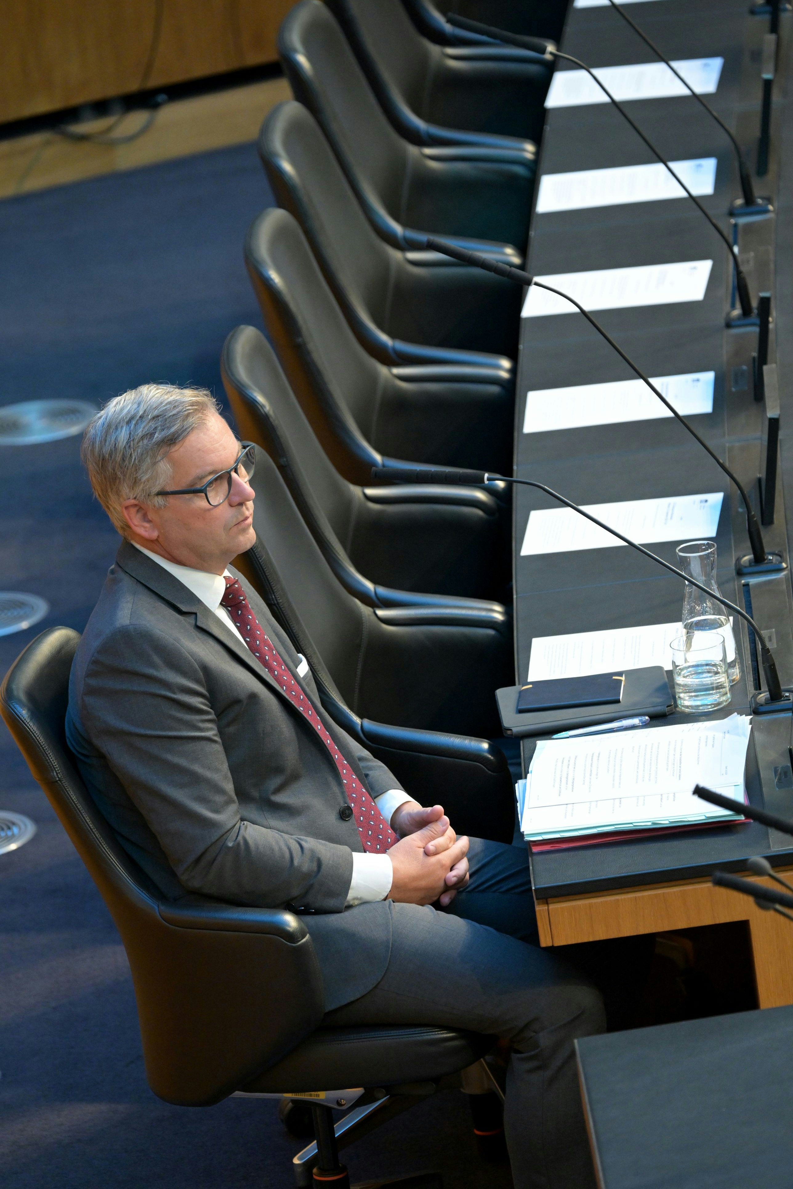 I am lonely, lonely, lonely! Finanzminister Magnus Brunner bei seiner letzten Sitzung im Parlament