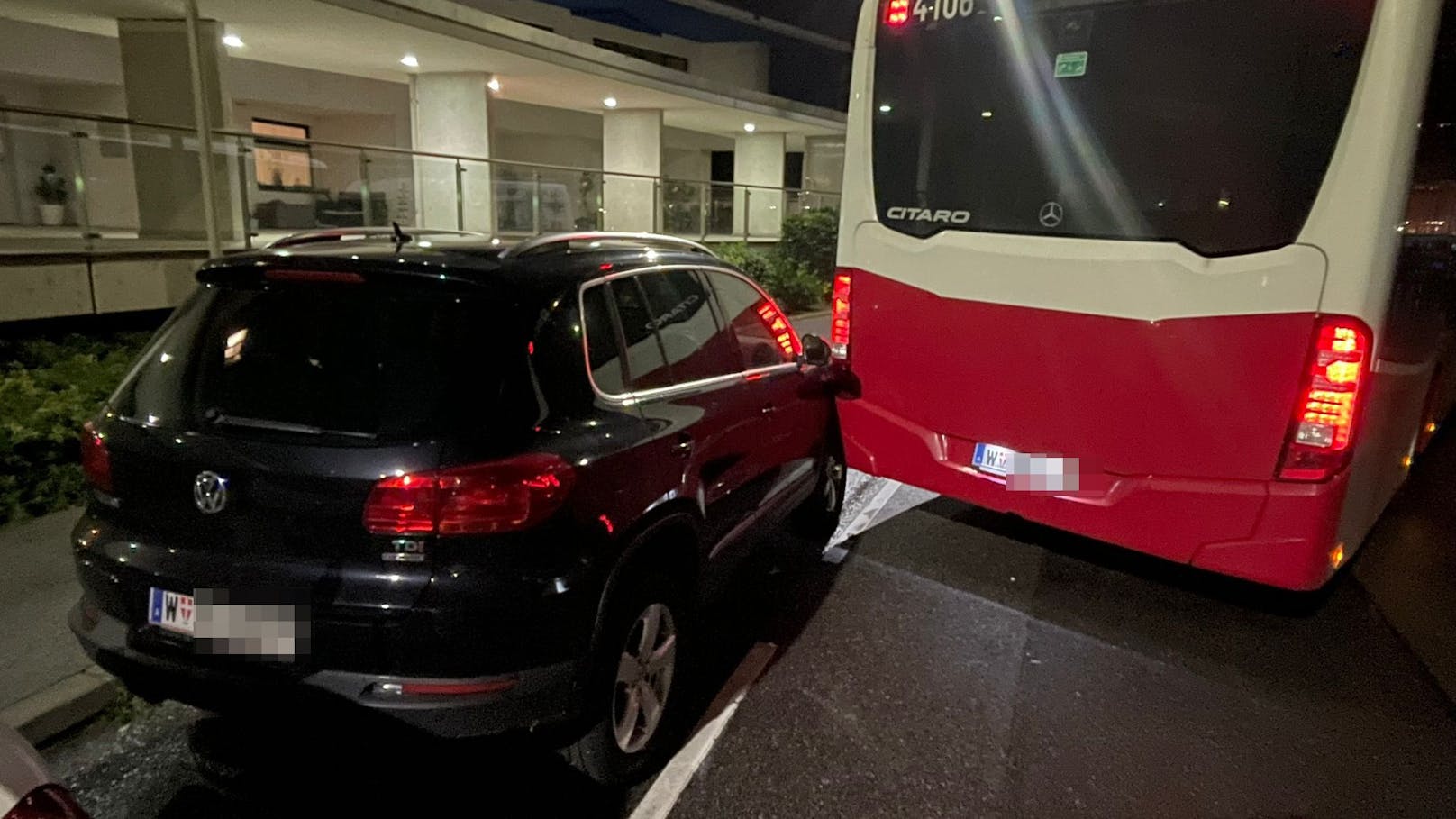 Massive Lackschäden an zwei geparkten Autos in Wien-Favoriten.