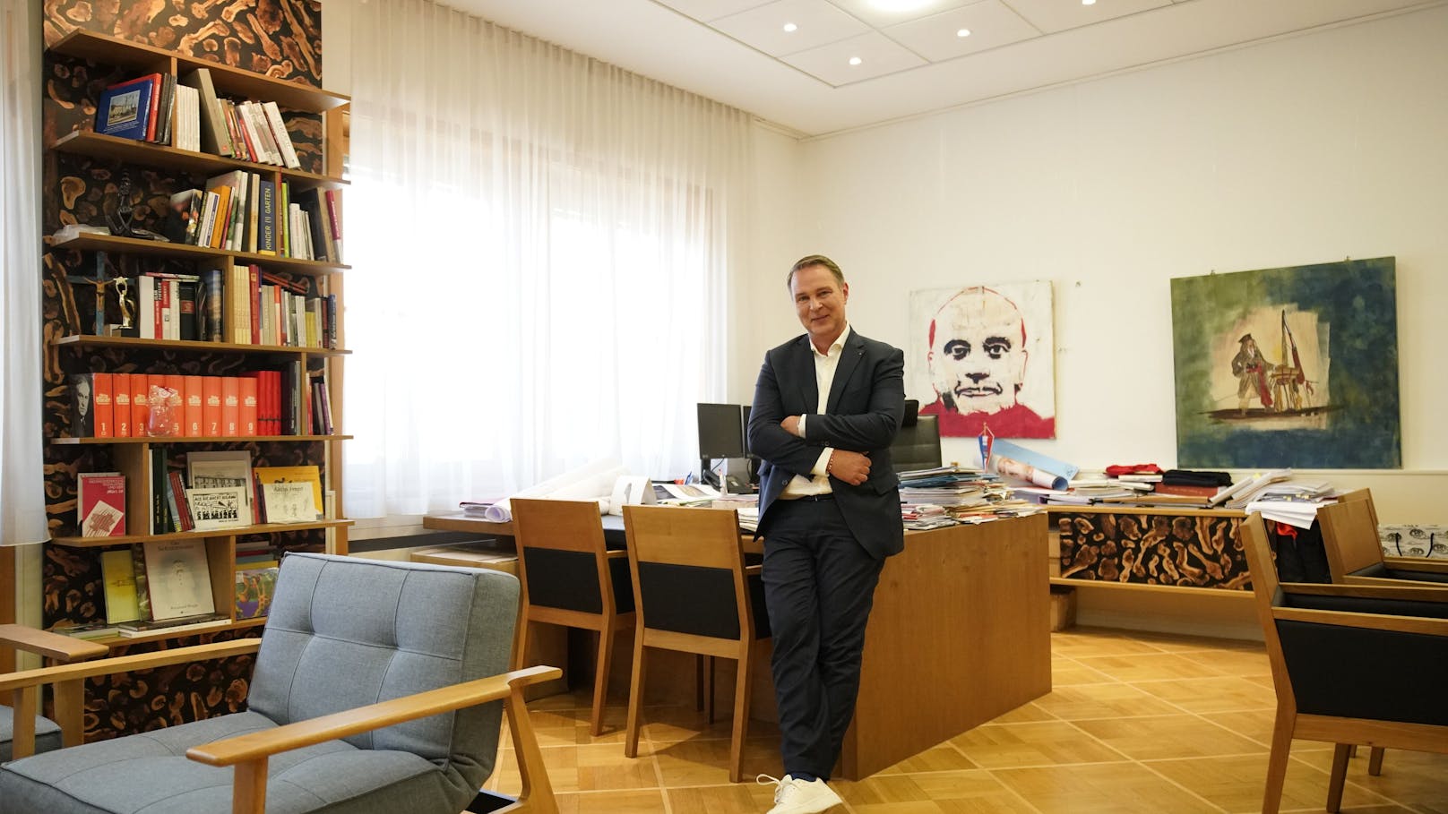 SPÖ-Chef und Traiskirchen-Bürgermeister Andreas Babler in seinem Büro im Rathaus Traiskirchen.