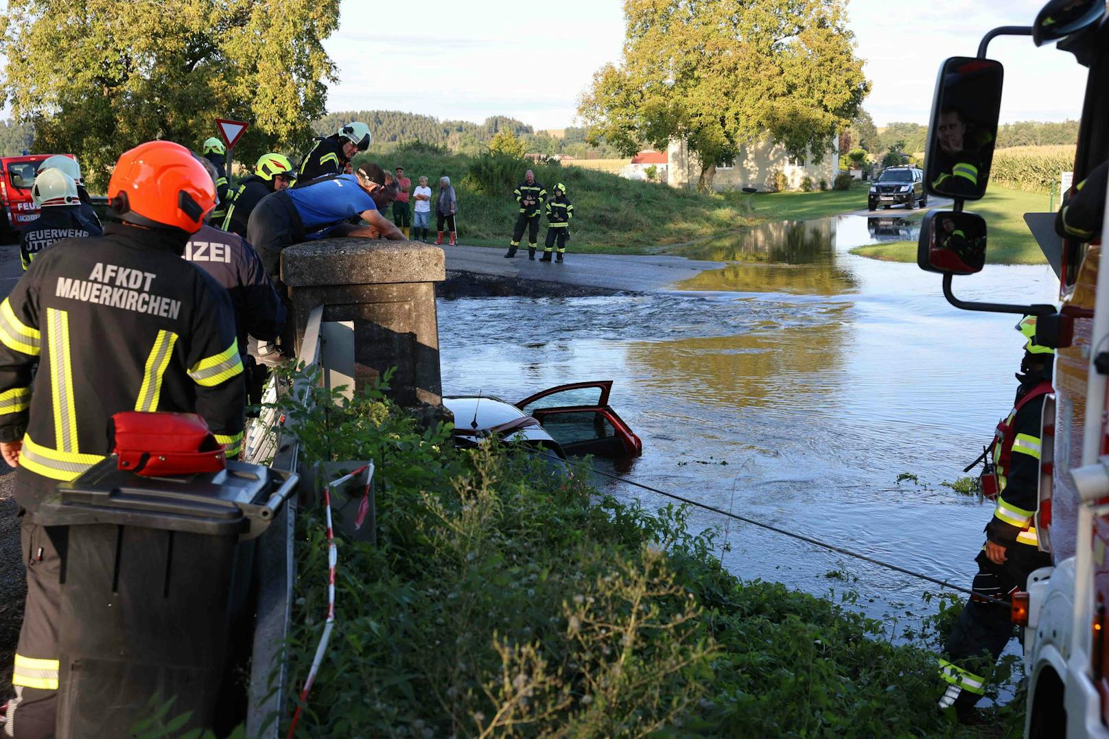 In Helpfau-Uttendorf missachtete ein 84-Jähriger eine Hochwasser-Straßensperre und wurde von den Wassermassen mitgerissen. Jugendliche schlugen Alarm, die Feuerwehr rettete den Mann.