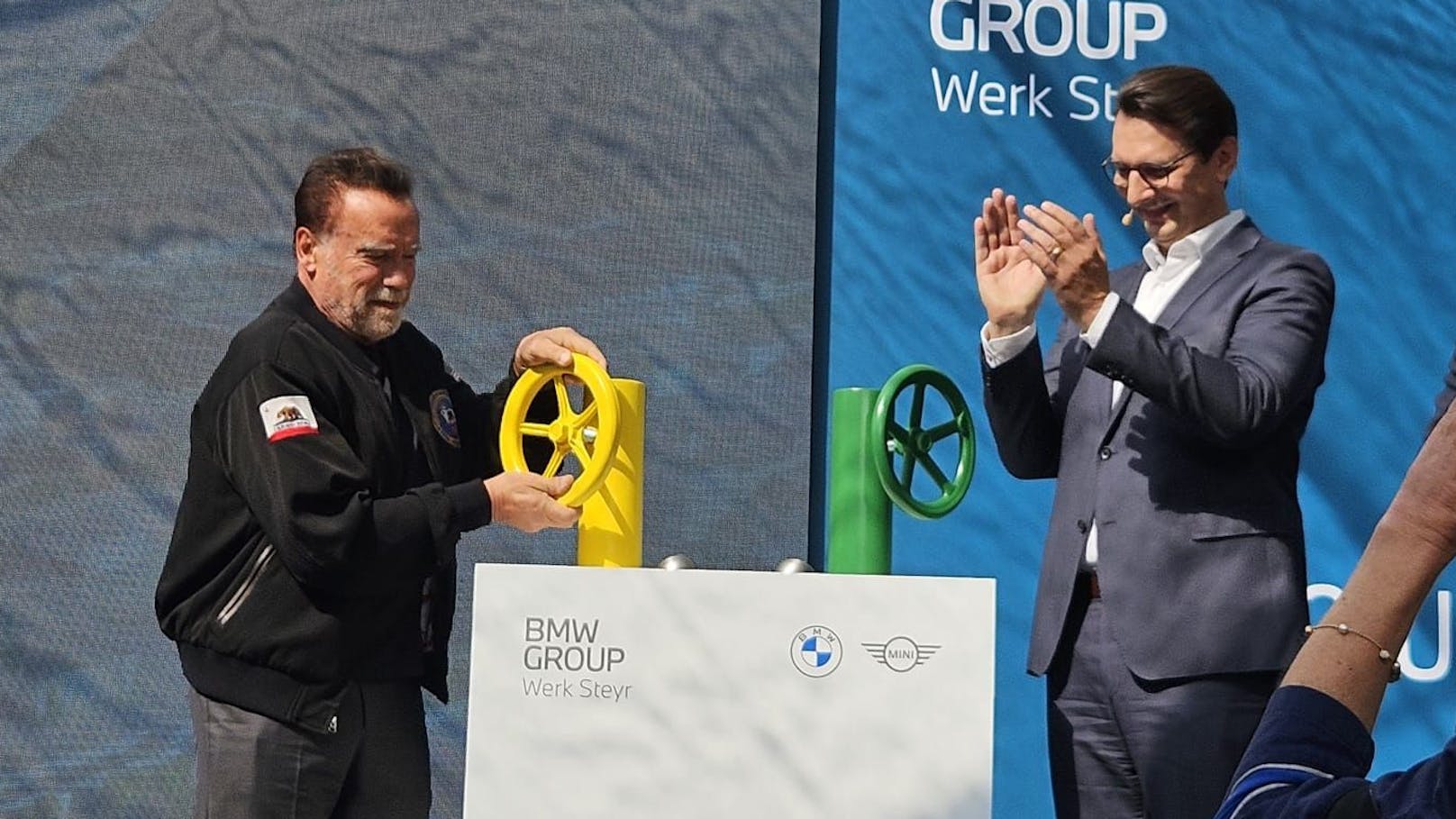 Arnie drehte dem BMW Werk Steyr symbolisch den Gashahn zu.