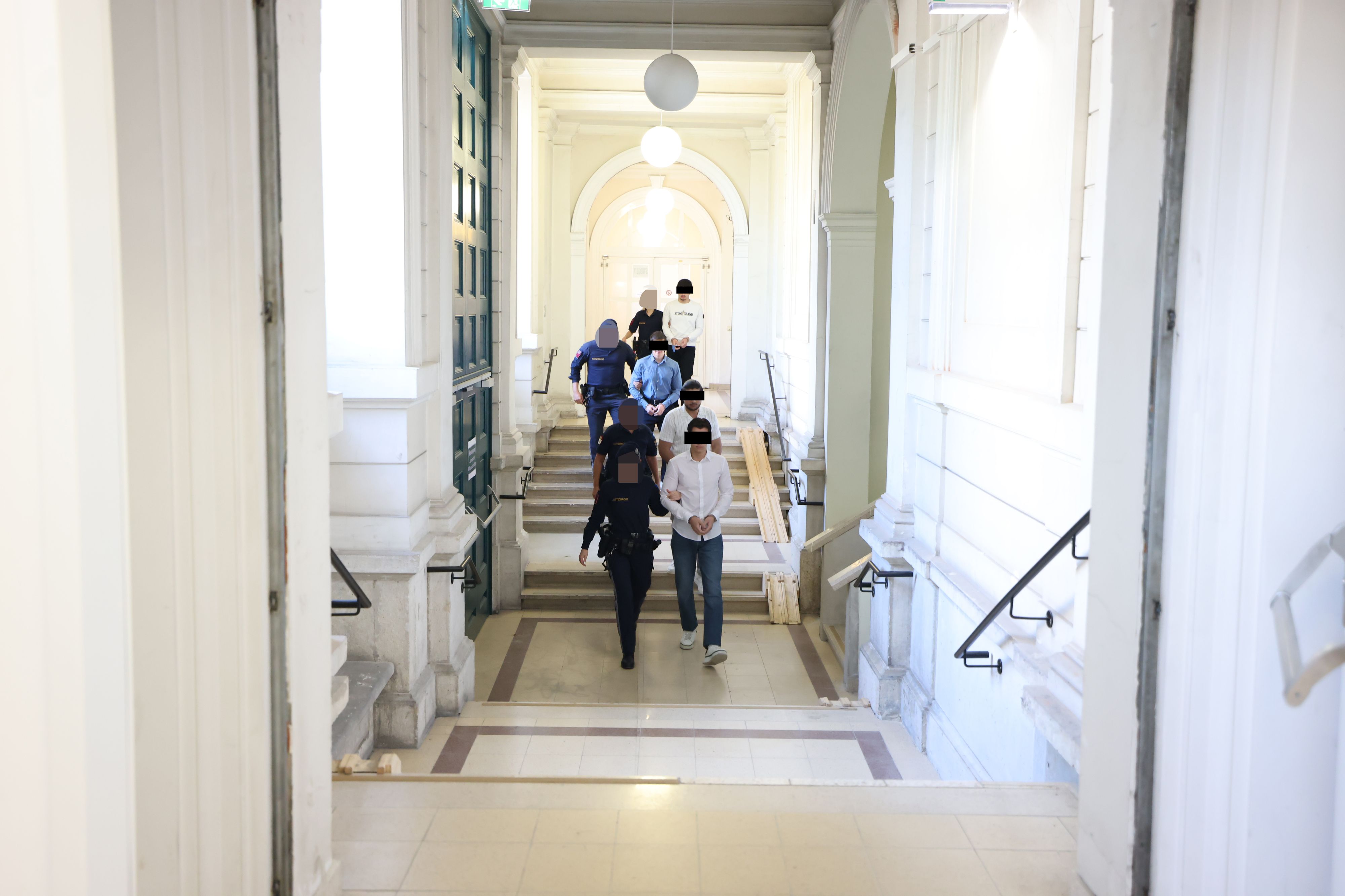 Die vier Jugendlichen vor Gericht in Wien.