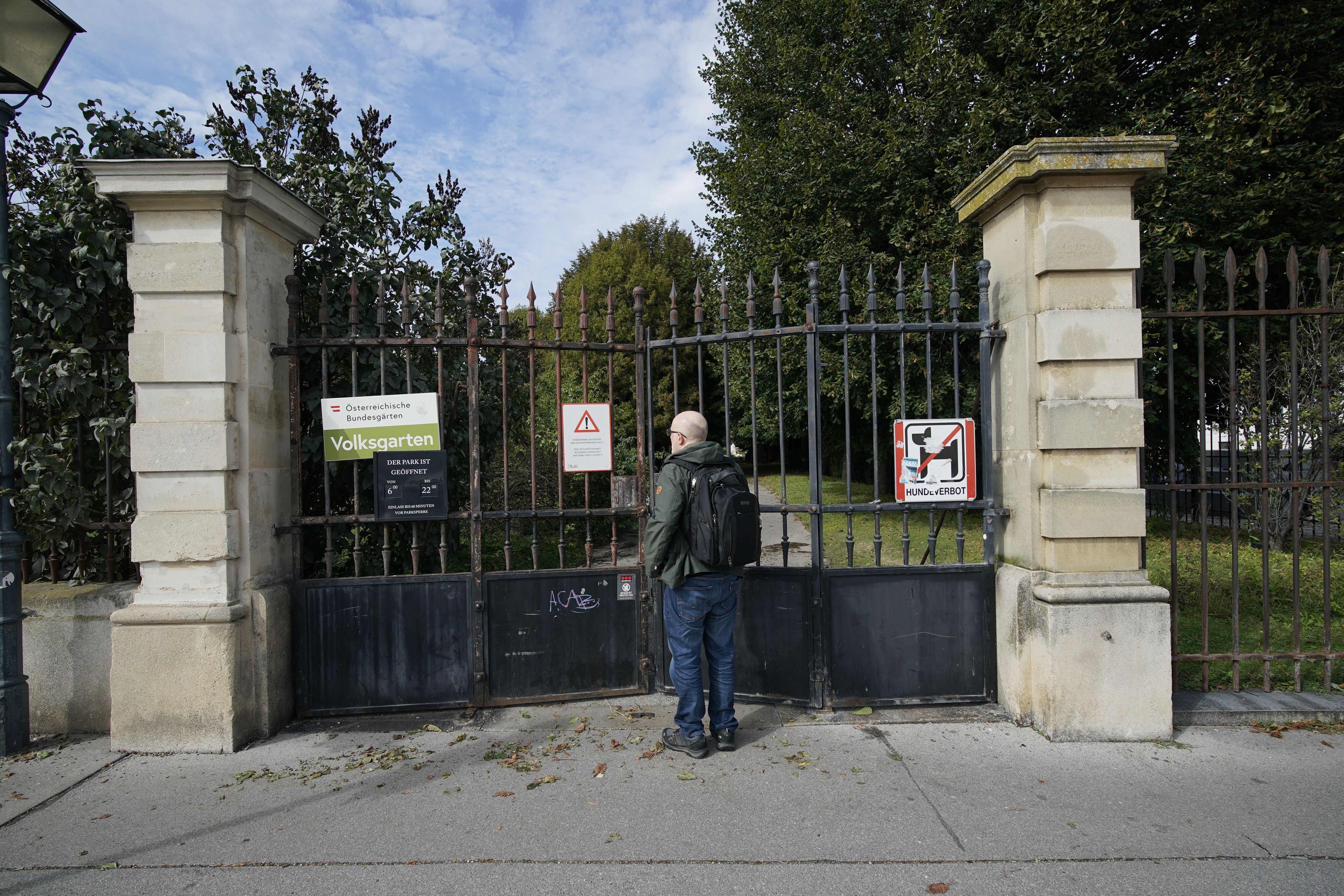 Wiederaufbauarbeiten sind im Gange. Die Wiener Parks öffnen schrittweise.