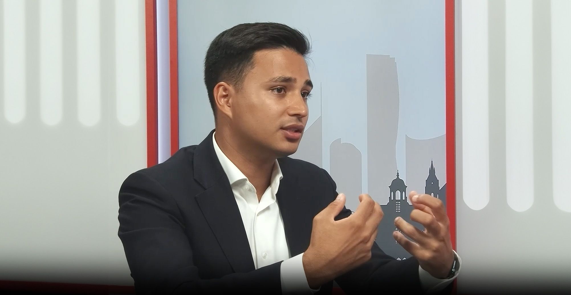 NEOS-Abgeordneter Yannick Shetty im Gespräch mit 