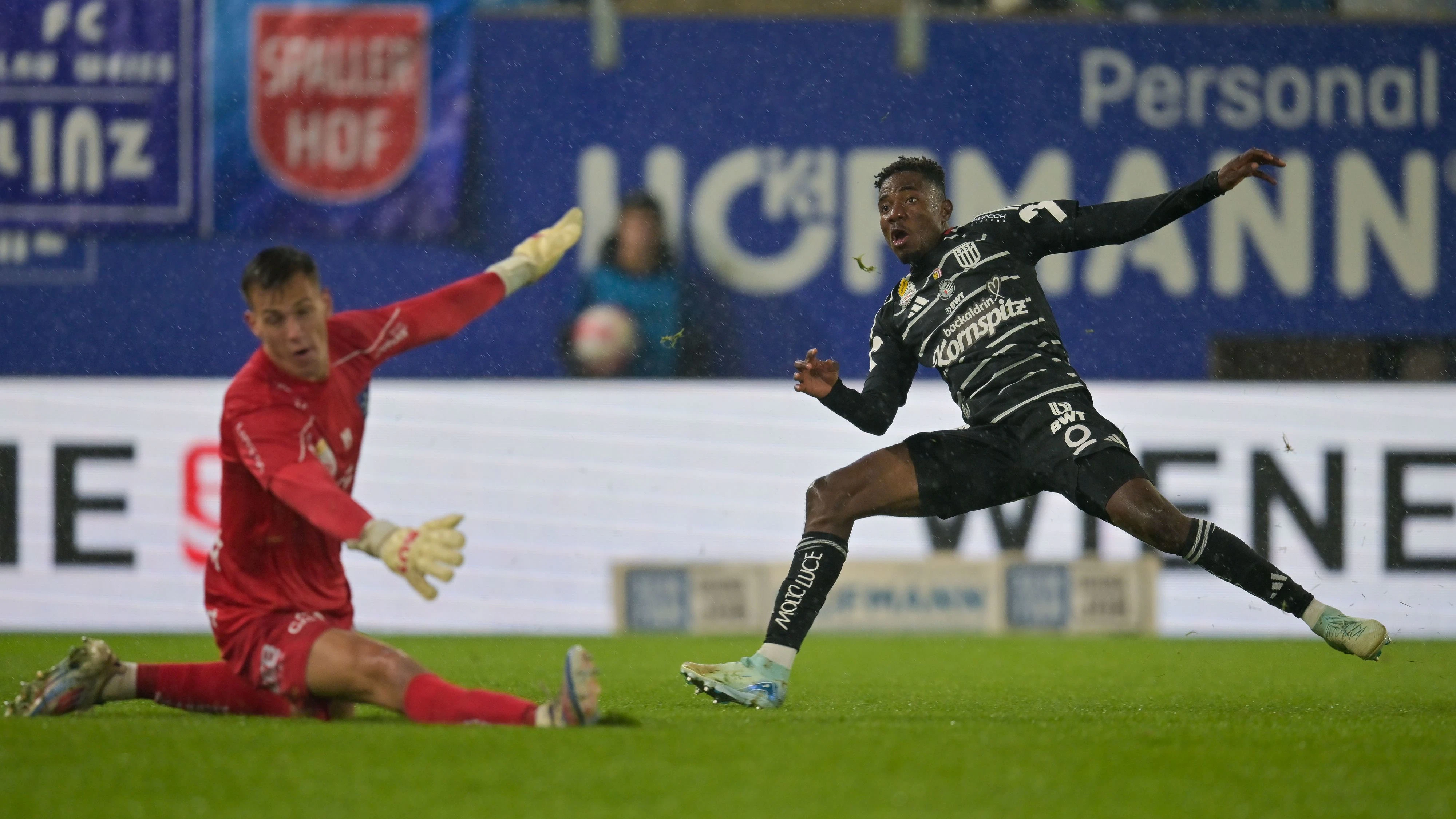 Radek Vitek verletzte sich beim Regen-Derby gegen den LASK.