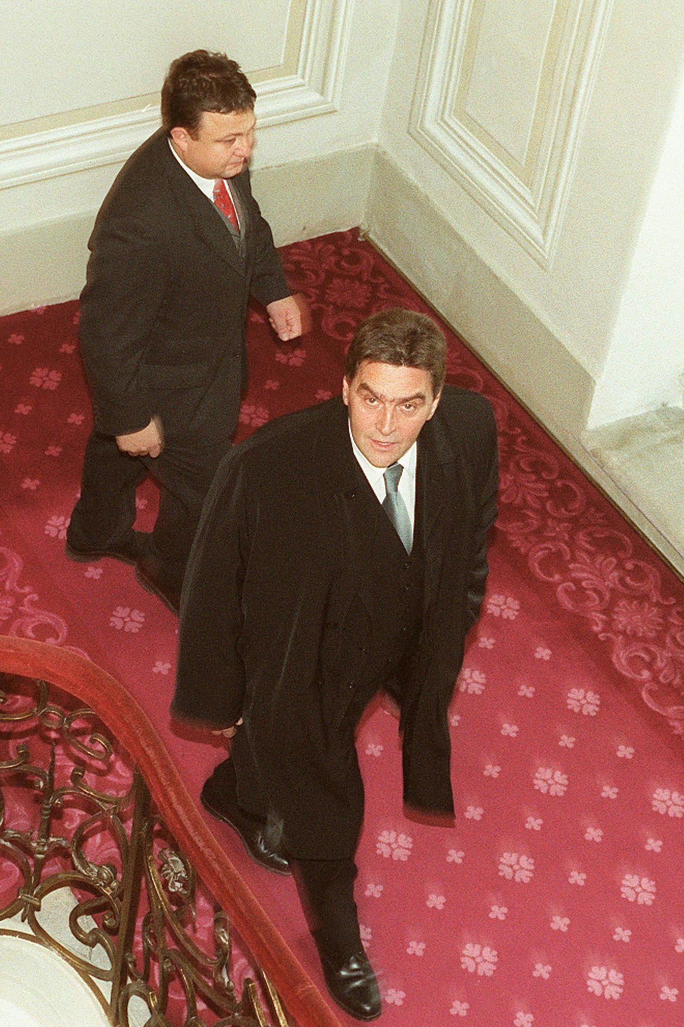 9. Dezember 1999: SPÖ-Chef Viktor Klima und Pressesprecher Josef Kalina verlassen die Präsidentschaftskanzlei; Bundespräsident Thomas Klestil hatte Klima gerade mit der Bildung einer neuen Regierung beauftragt 