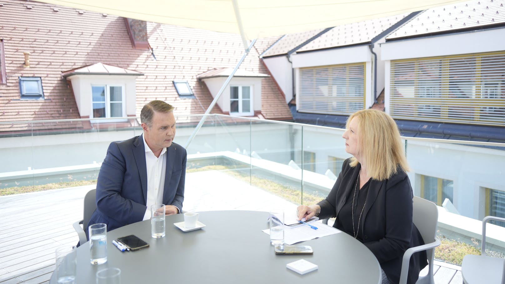 "Heute"-Interview mit SPÖ-Chef Andreas Babler auf der Dachterrasse des Rathauses Traiskirchen.