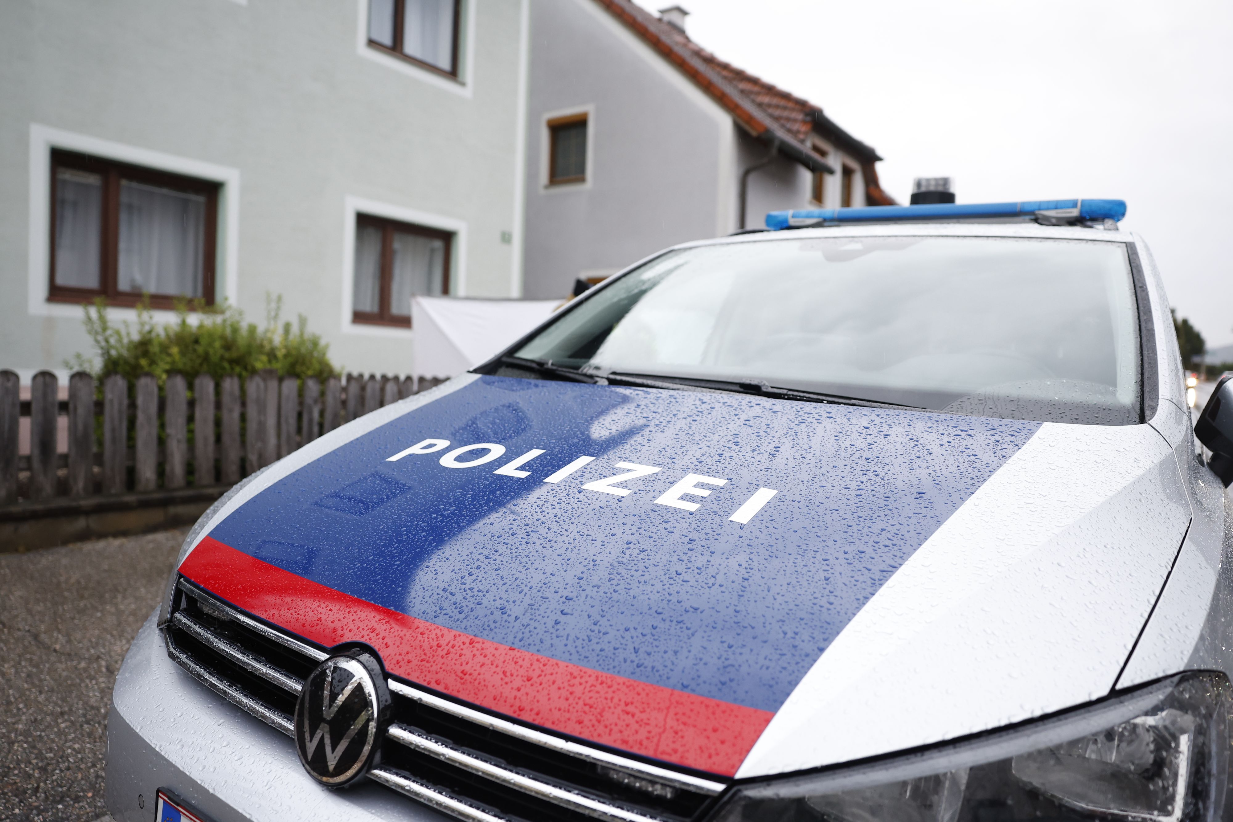 Die Betroffenheit in der obersteirischen Gemeinde ist nach der Gewalttat groß. Im Bild ein Polizeiauto vor dem Haus, in dem die Tat geschah.