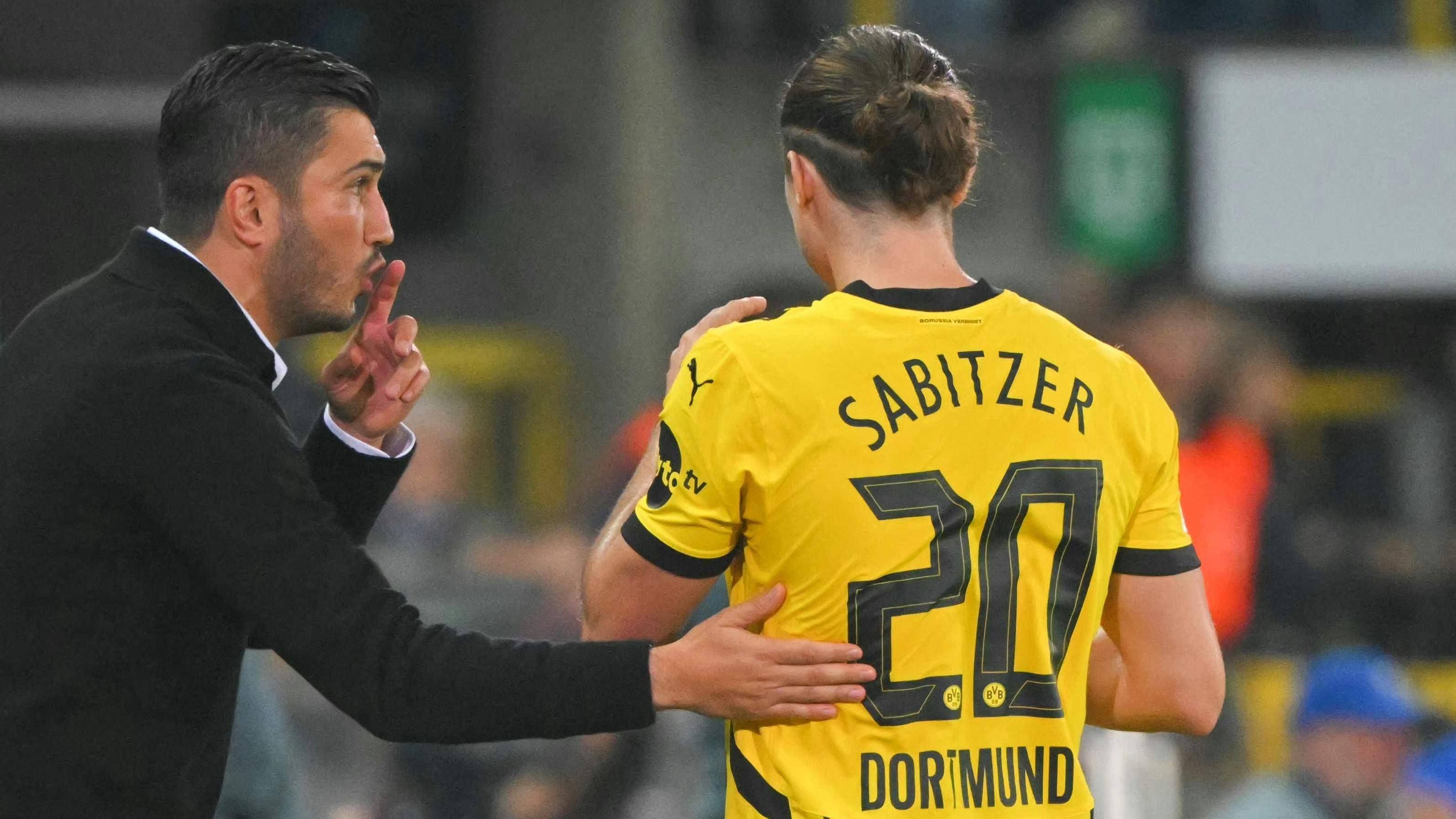 Dortmund-Trainer Nuri Sahin mit Anweisungen an Marcel Sabitzer