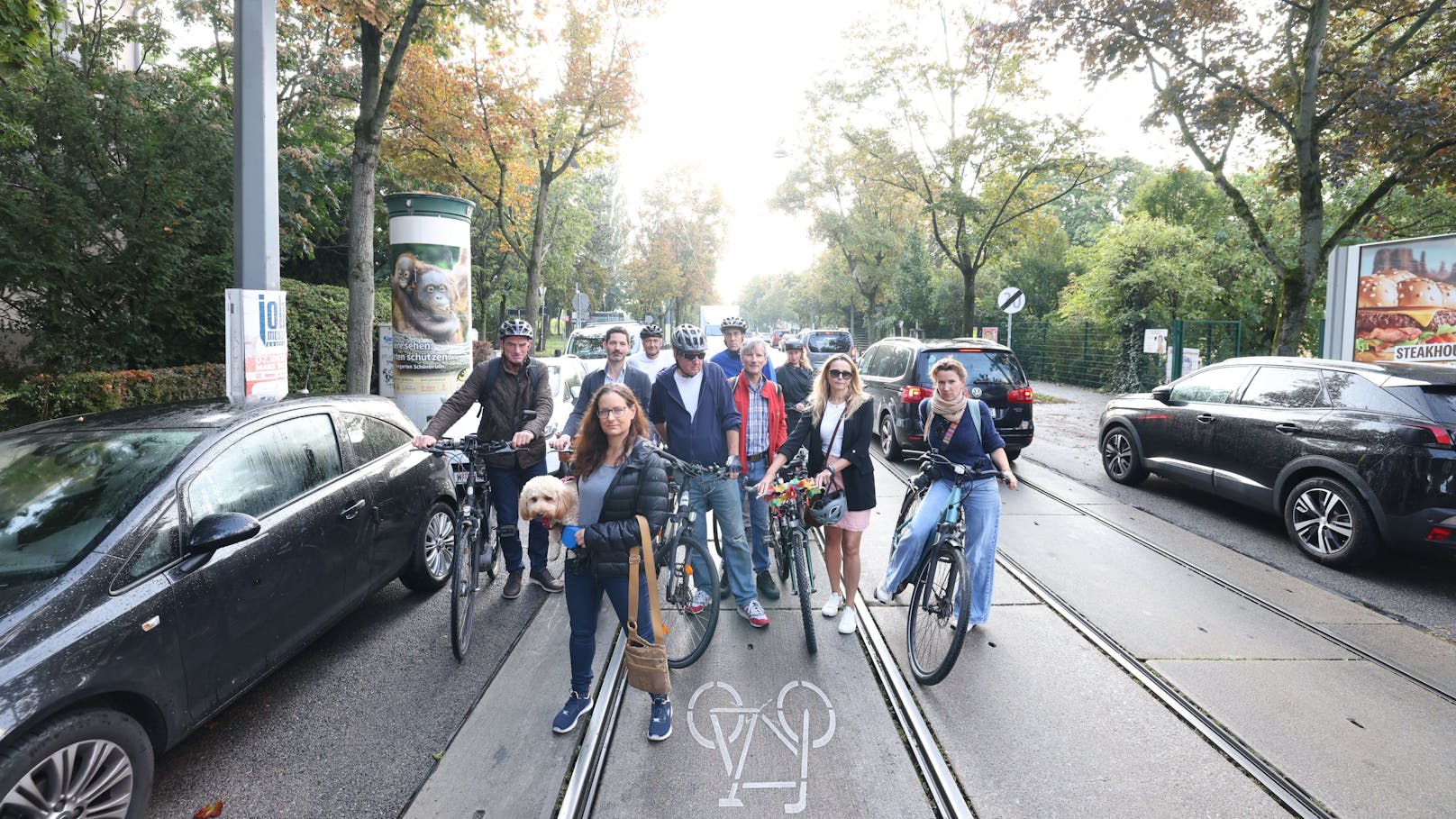 Die Bürgerinitiative fordert seit vier Jahren einen baulich getrennten Radweg. Initiatorin Christine Ruckenbauer vorne am Bild.