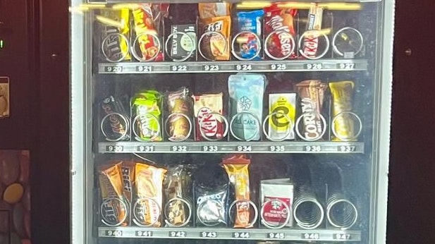 Sie sind schon wieder zurück: Ein schockierter Vater erspähte die Pillen neben Schokolade im Automaten.