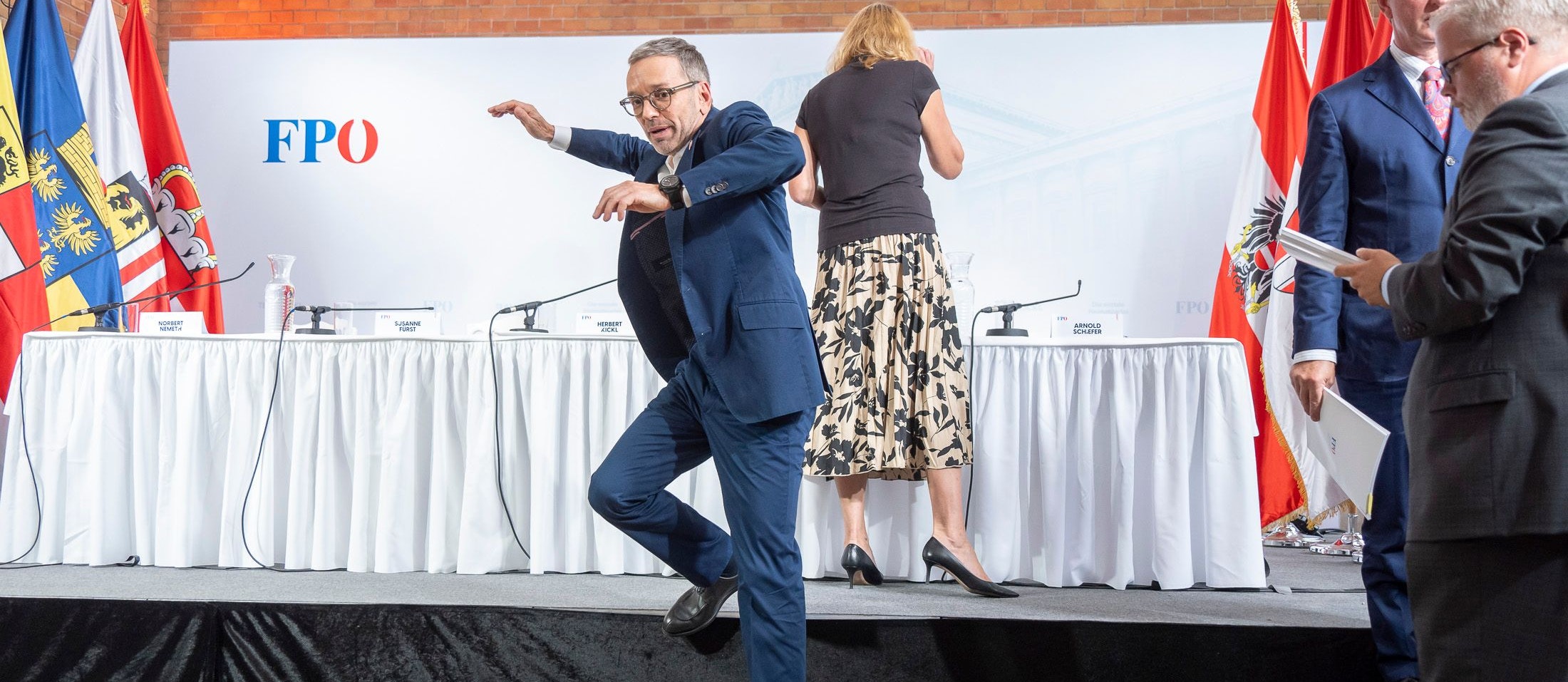 It's just a jump to the left and then a step to the right: Führt der Sprung die FPÖ am kommenden Sonntag an die Macht, oder macht wer anderer den Kanzler?