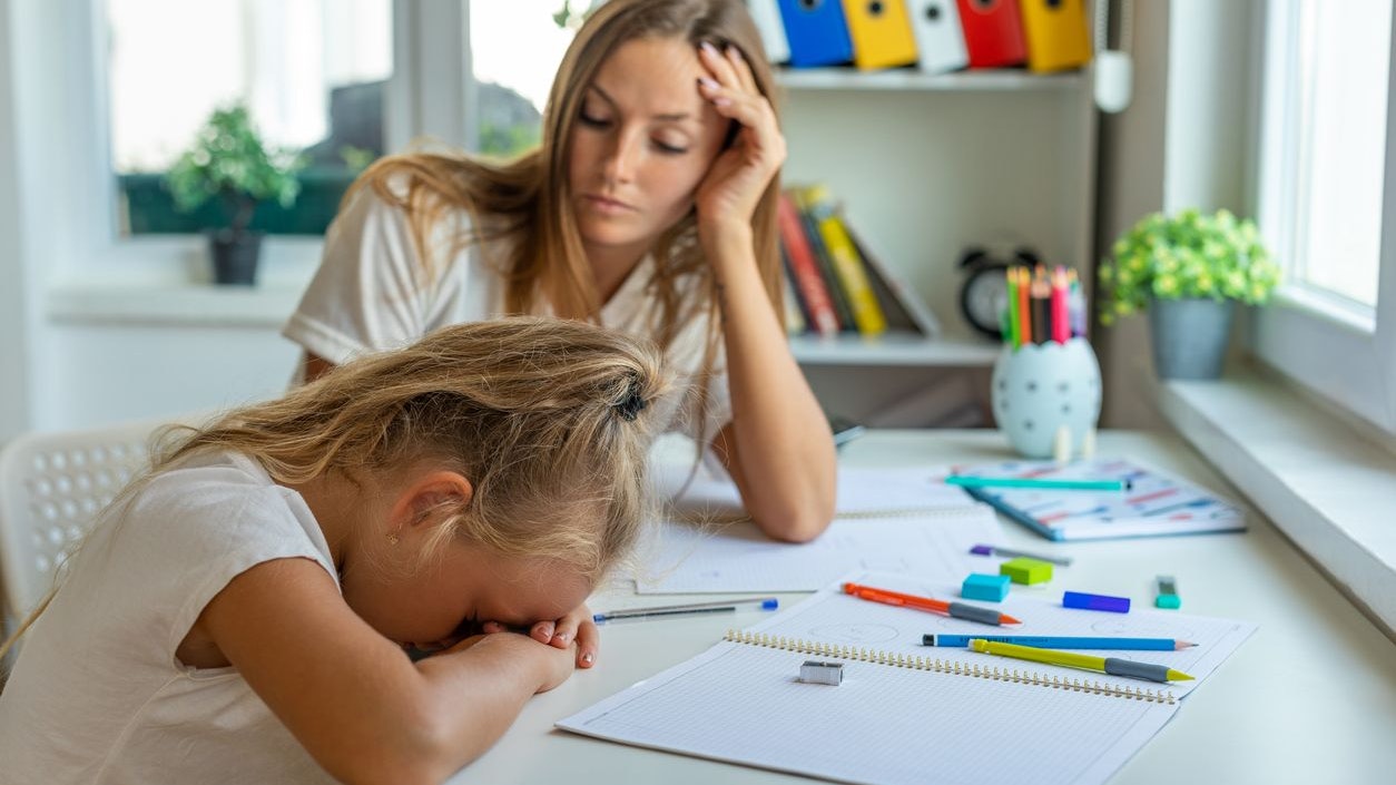 Viele Eltern klagen kurz nach Schulbeginn über das hohe Lernpensum, zu viel Hausübungen.
