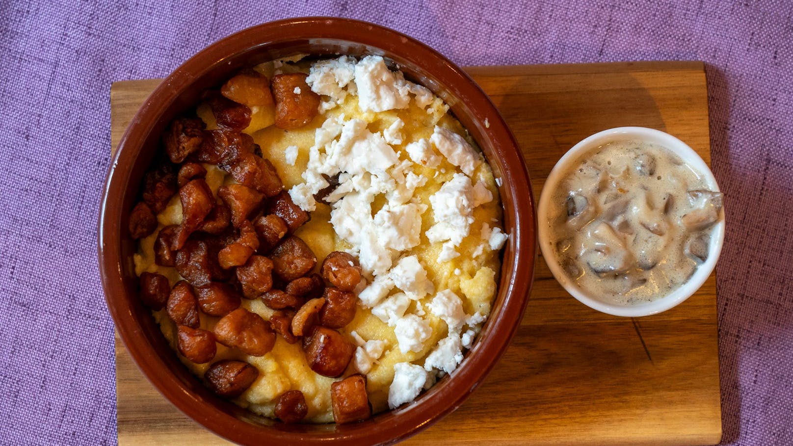 Polenta mit viel Schlagobers, Schafskäse, Speck und rote Beete, dazu Pilze