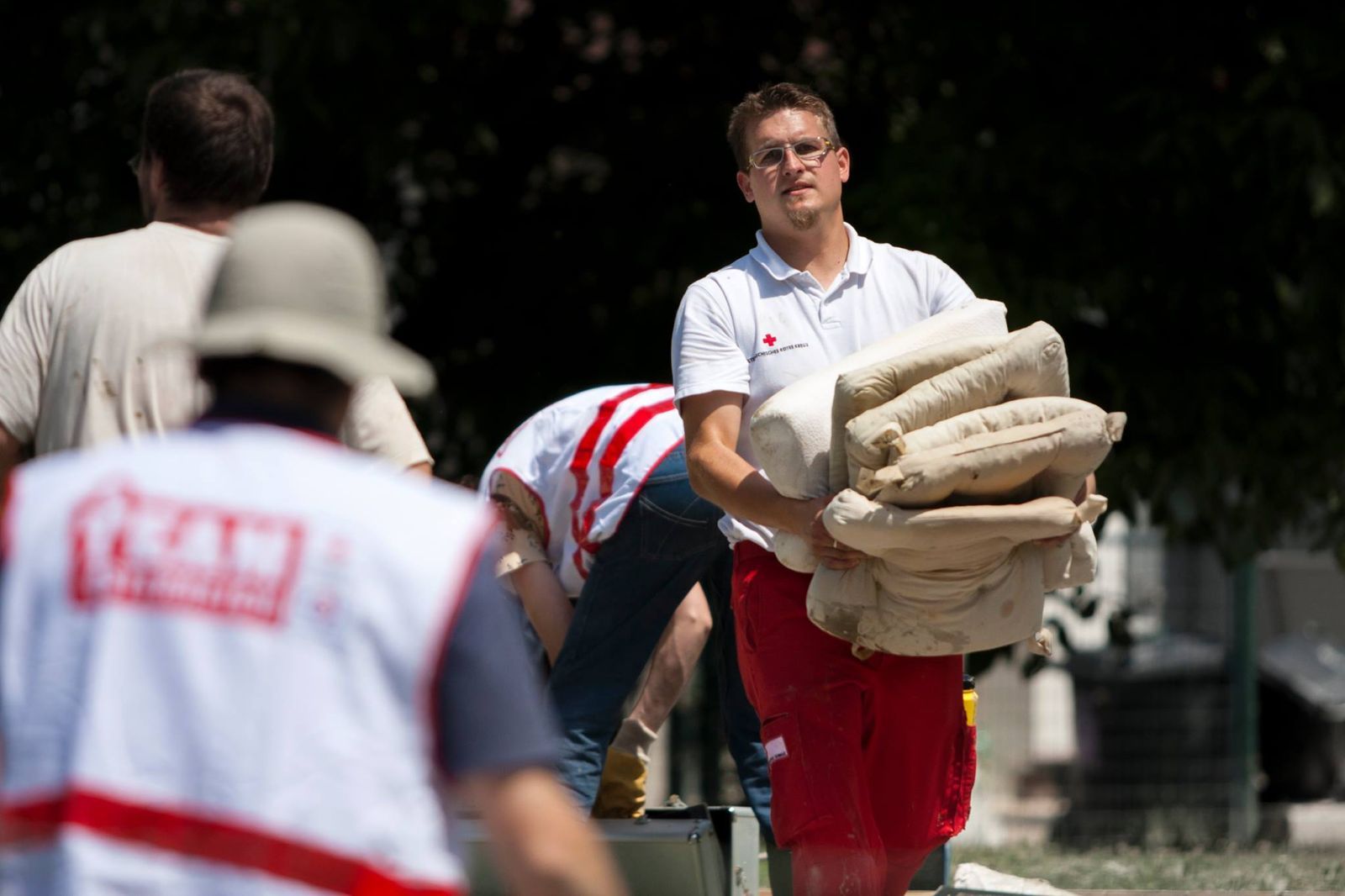 Jede helfende Hand wird nach dem Horror-Hochwasser gebraucht (Archiv-Bild).