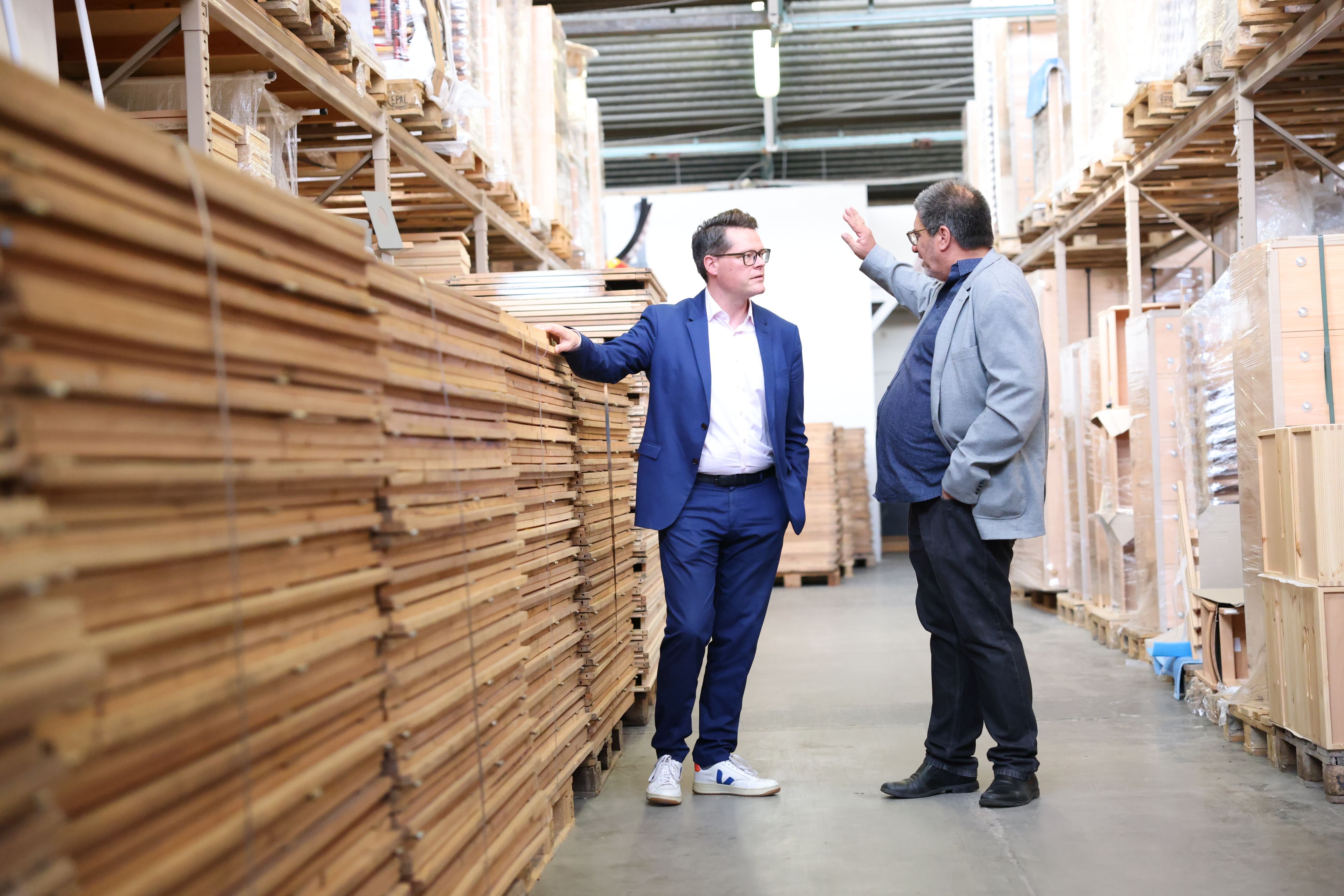 Stadtrat Jürgen Czernohorszky (links) war zu Gast bei der MA 45, um sich die Vorbereitungen anzusehen. Leopold Harrich, Leiter des Logistik-Centers, führte herum.