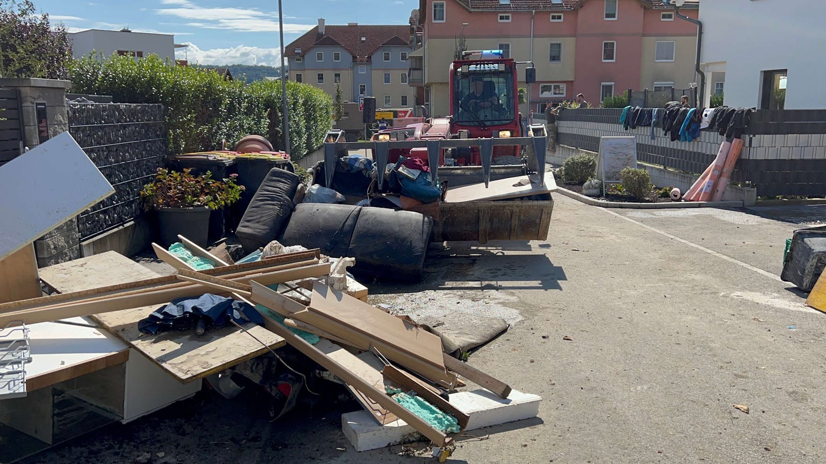 Seit zwei Tagen finden auch im Bezirk Melk die Aufräumungsarbeiten statt. Nicht nur die örtlichen Feuerwehren waren im Einsatz, sondern auch Feuerwehren aus verschiedenen Bundesländer sind im Bezirk Melk unterstützend tätig.