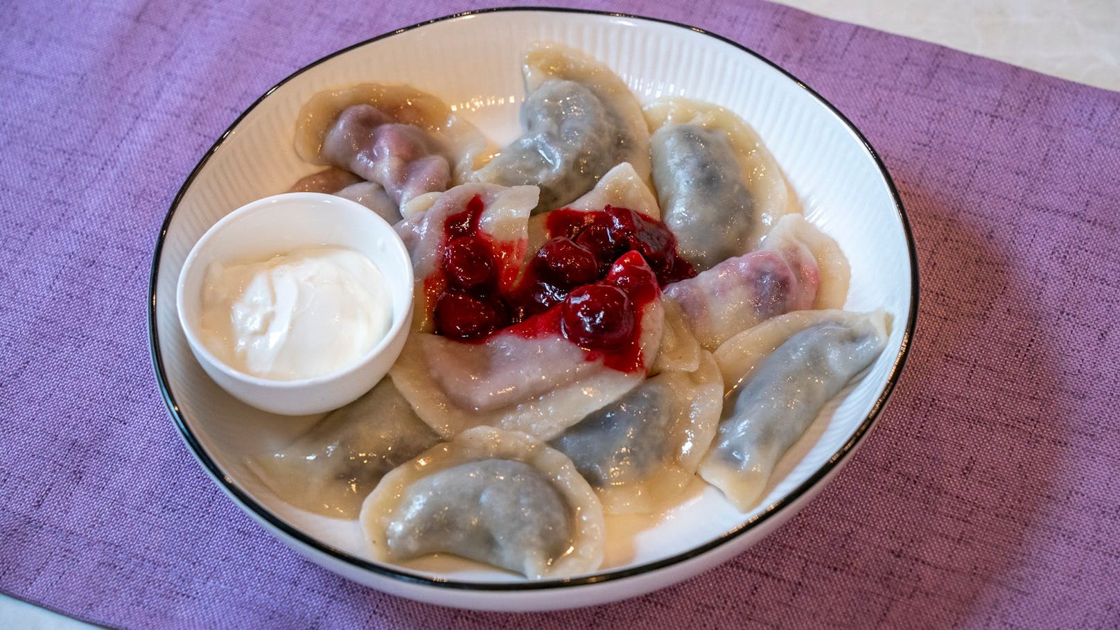 Wareniki mit Mohn und Kirschen und Creme