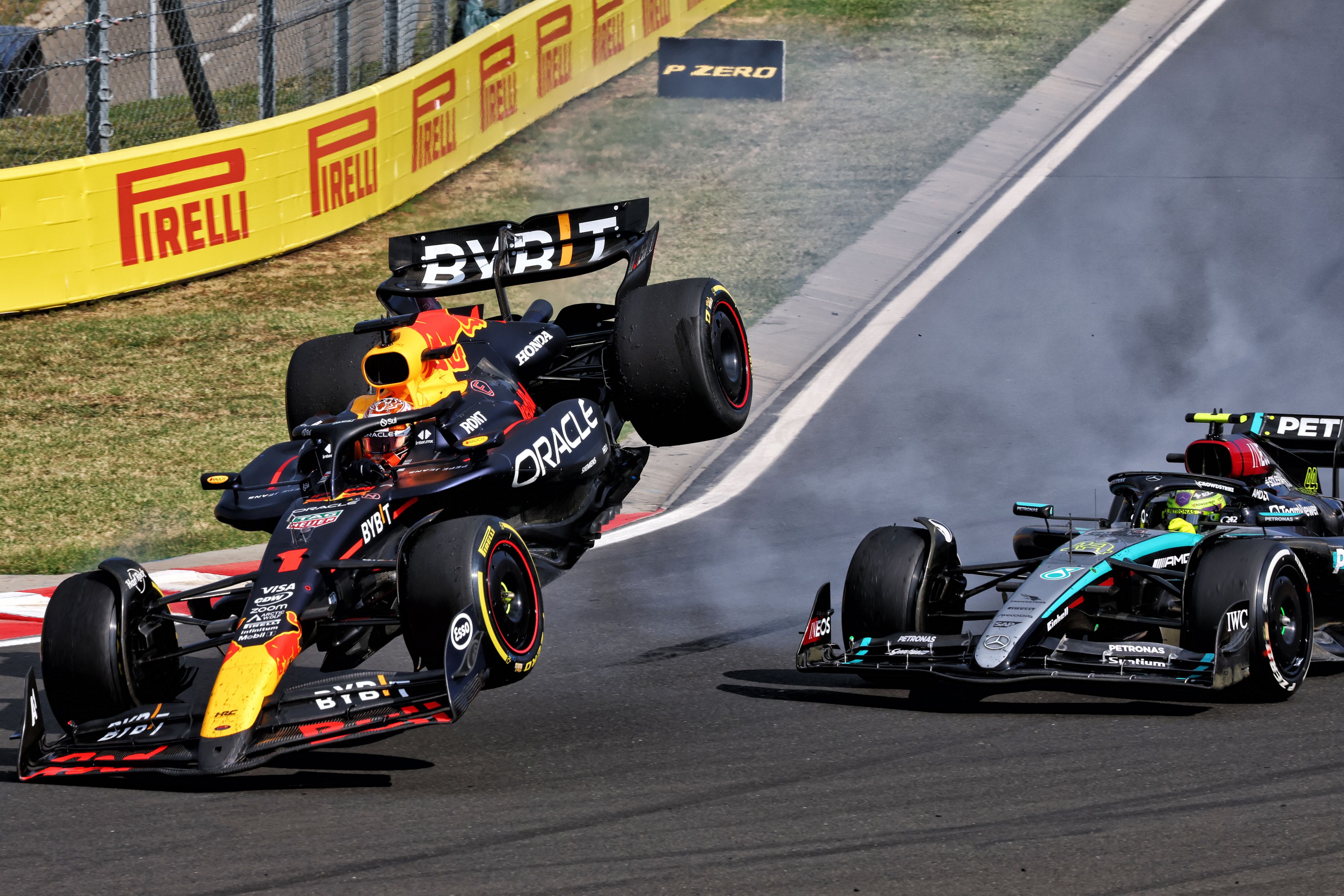 Verstappen (l.) im Zweikampf mit Lewis Hamilton