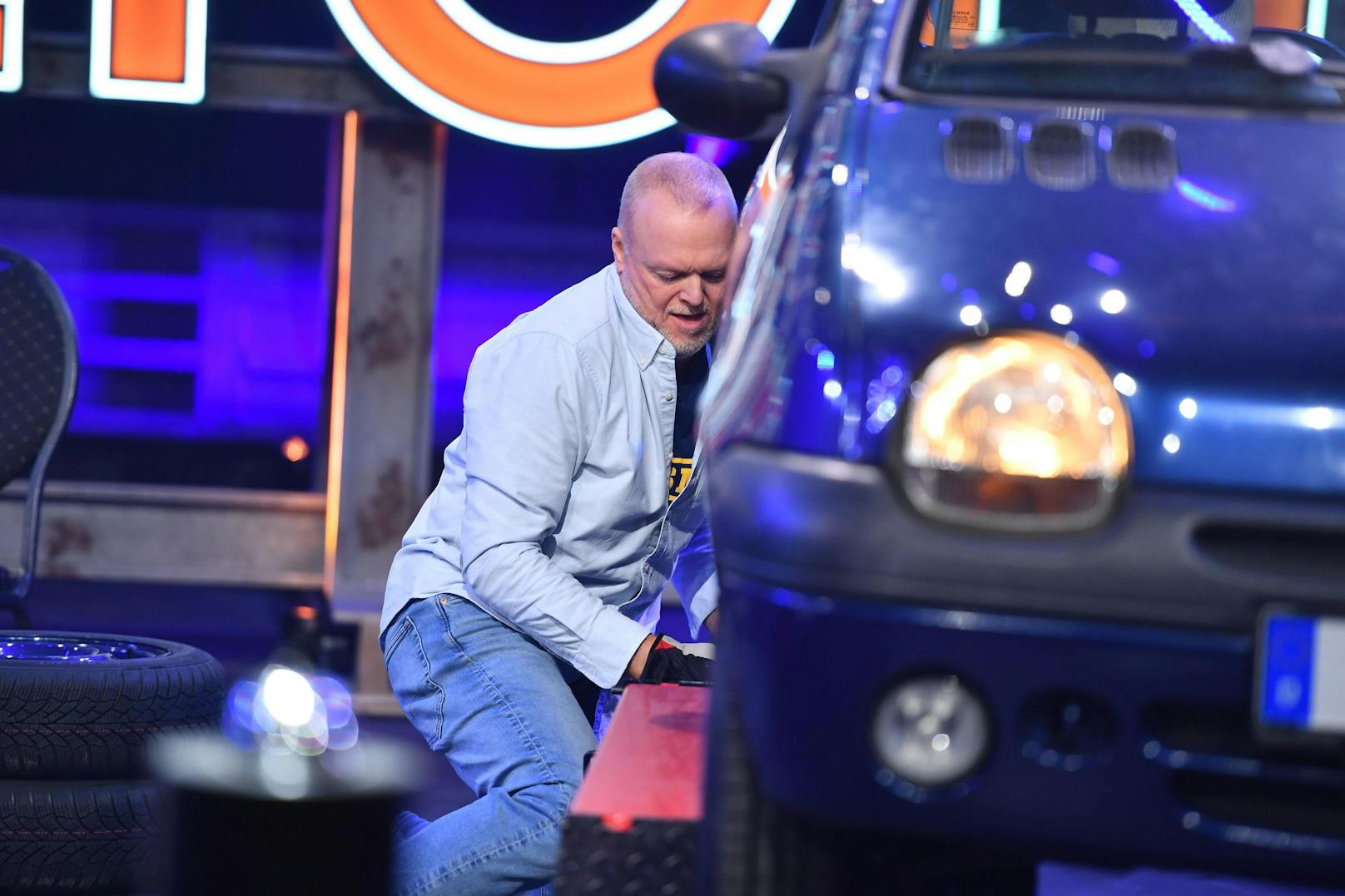 Stefan Raab tritt in seiner Show gegen Kandidaten an.