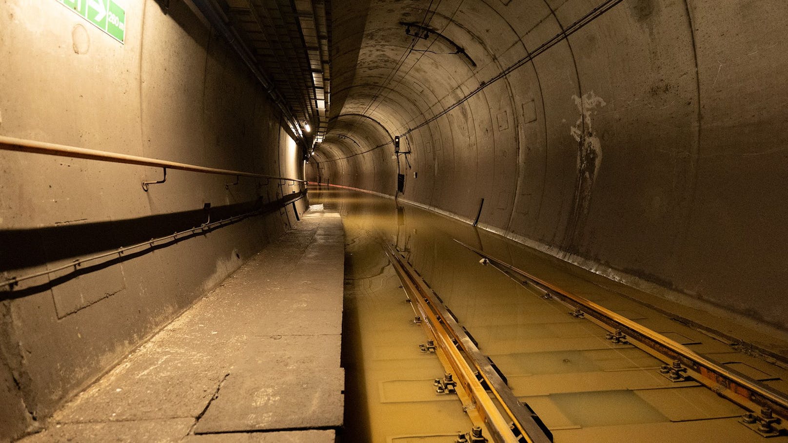 5 Kilometer U-Bahn-Gleis waren zu reinigen.