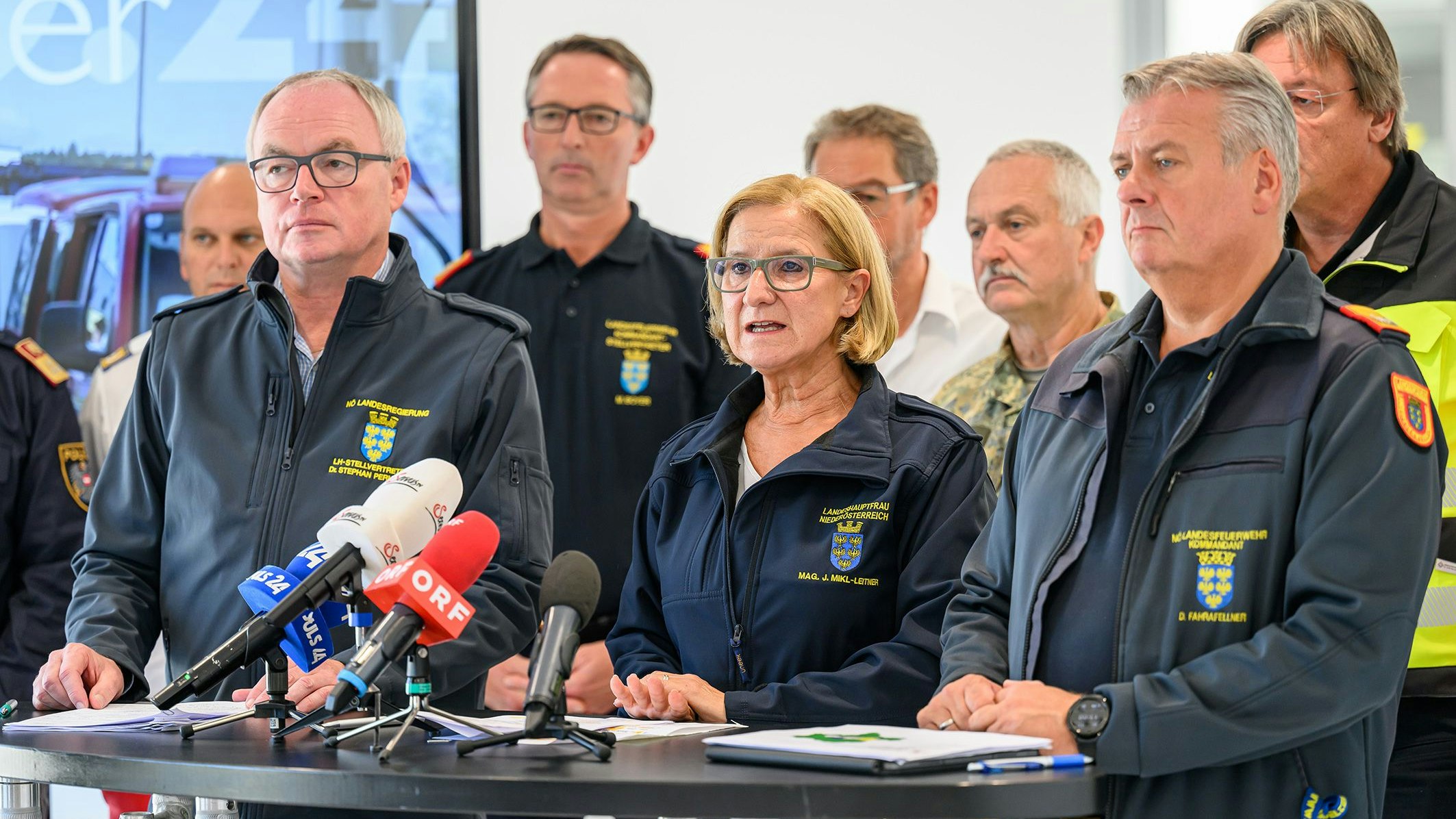 LH-Stellvertreter Stephan Pernkopf, Landeshauptfrau Johanna Mikl-Leitner und Landesfeuerwehrkommandant Dietmar Fahrafellner bei der Pressekonferenz
