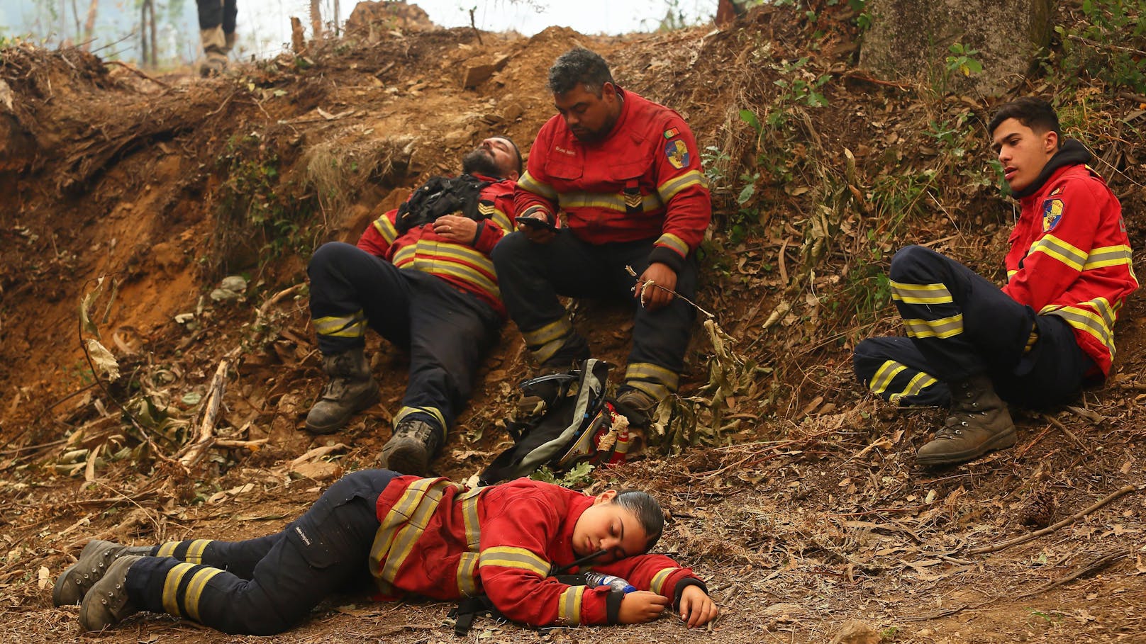 Während einer Pause ruhen sich Feuerwehrleute in Sever do Vouga aus. Die Stadt ost mehreren Tagen von Waldbränden eingekesselt.