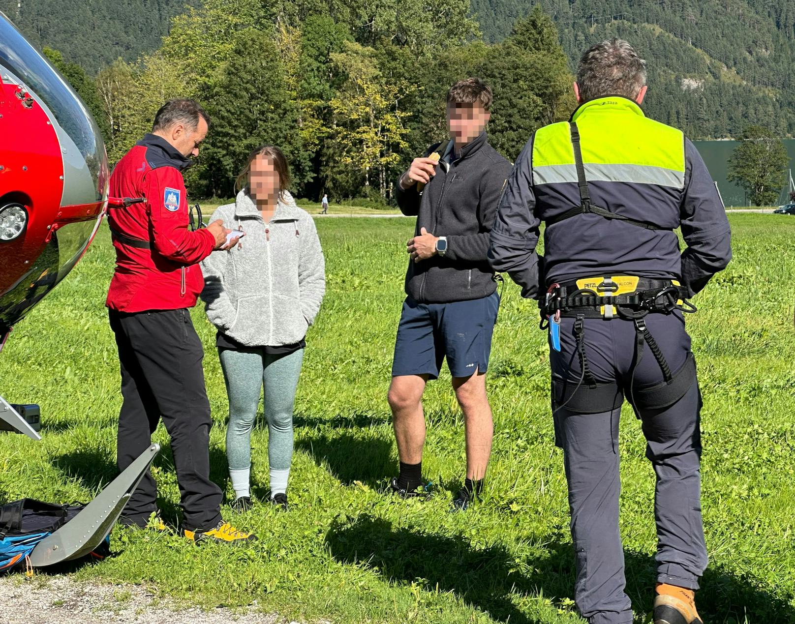 Ein 27-jähriger Mann und eine 26-jährige Frau (beide deutsche Staatsangehörige aus dem Kreis Herzogtum Lauenburg in Schleswig-Holstein), die von der Lawine nicht erfasst worden waren, befanden sich im Lawinenhang und konnten sich aus ihrer Lage geländebedingt nicht mehr fortbewegen.