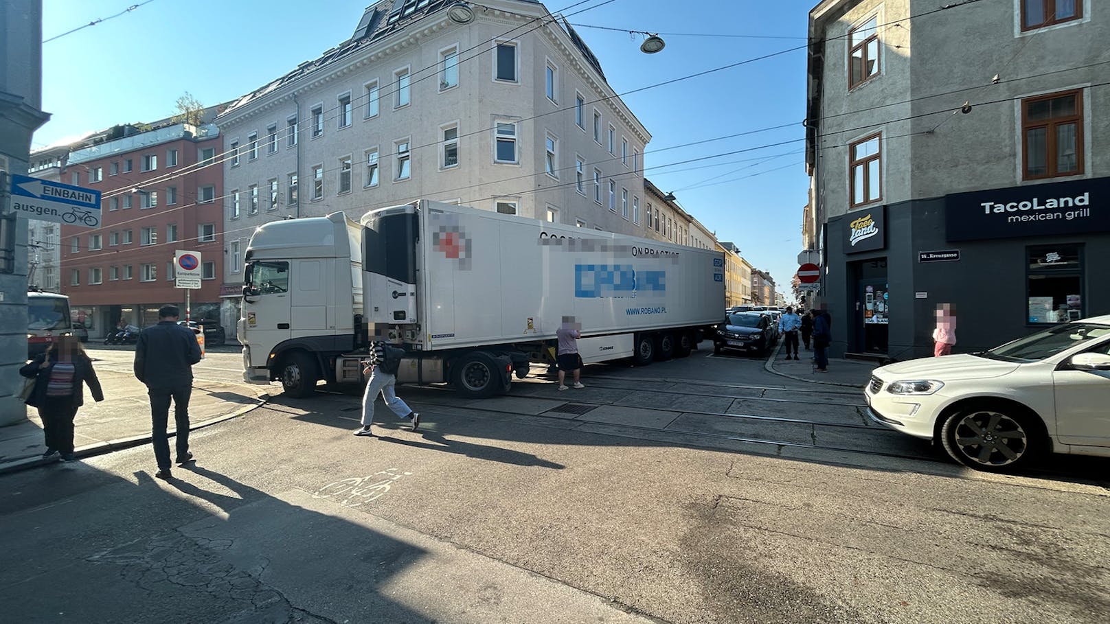 "Nichts geht mehr!" – Lkw steckt in Kreuzung fest